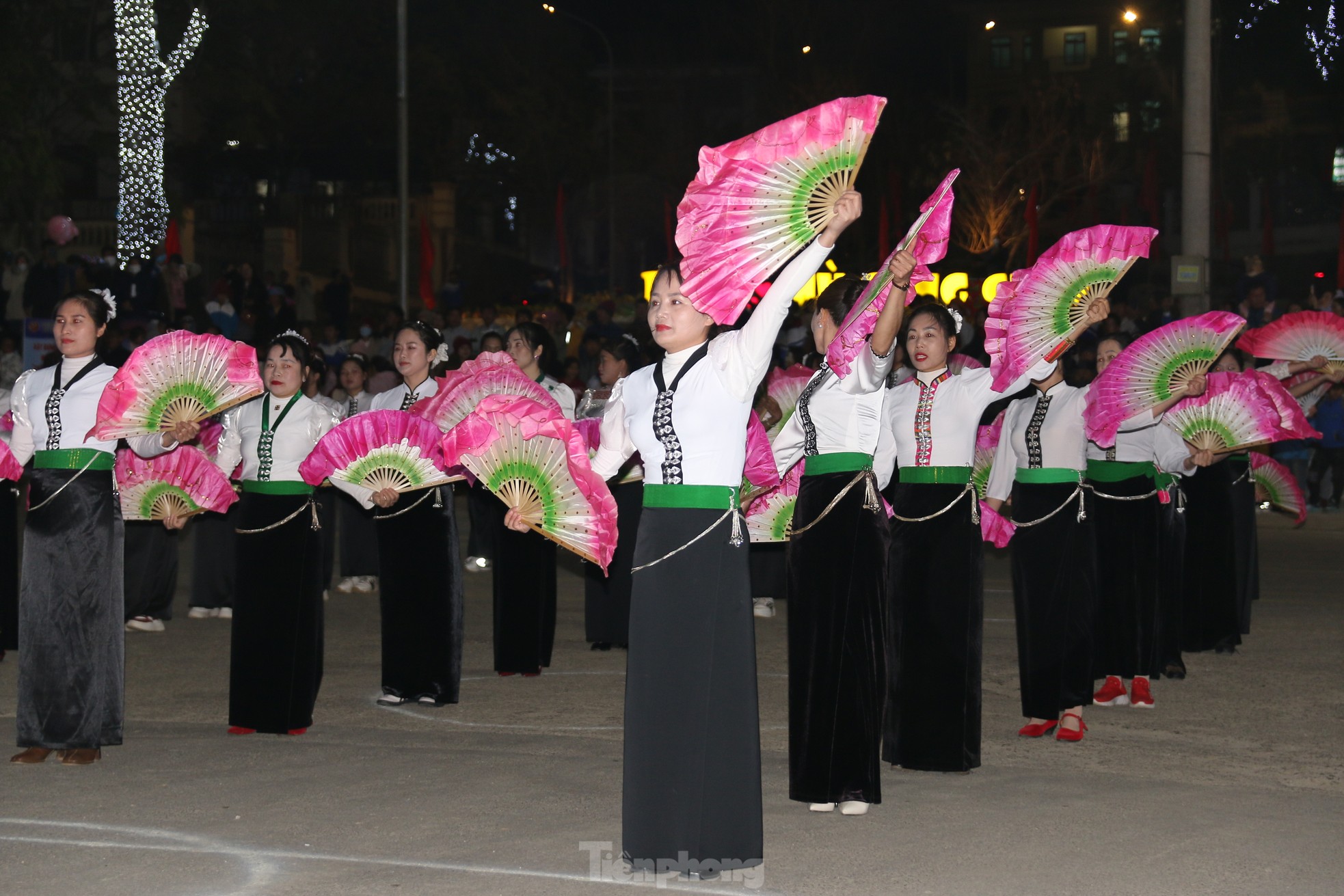 Mù Cang Chải rực rỡ trong Festival Khèn Mông và lễ hội hoa Tớ Dày ảnh 9