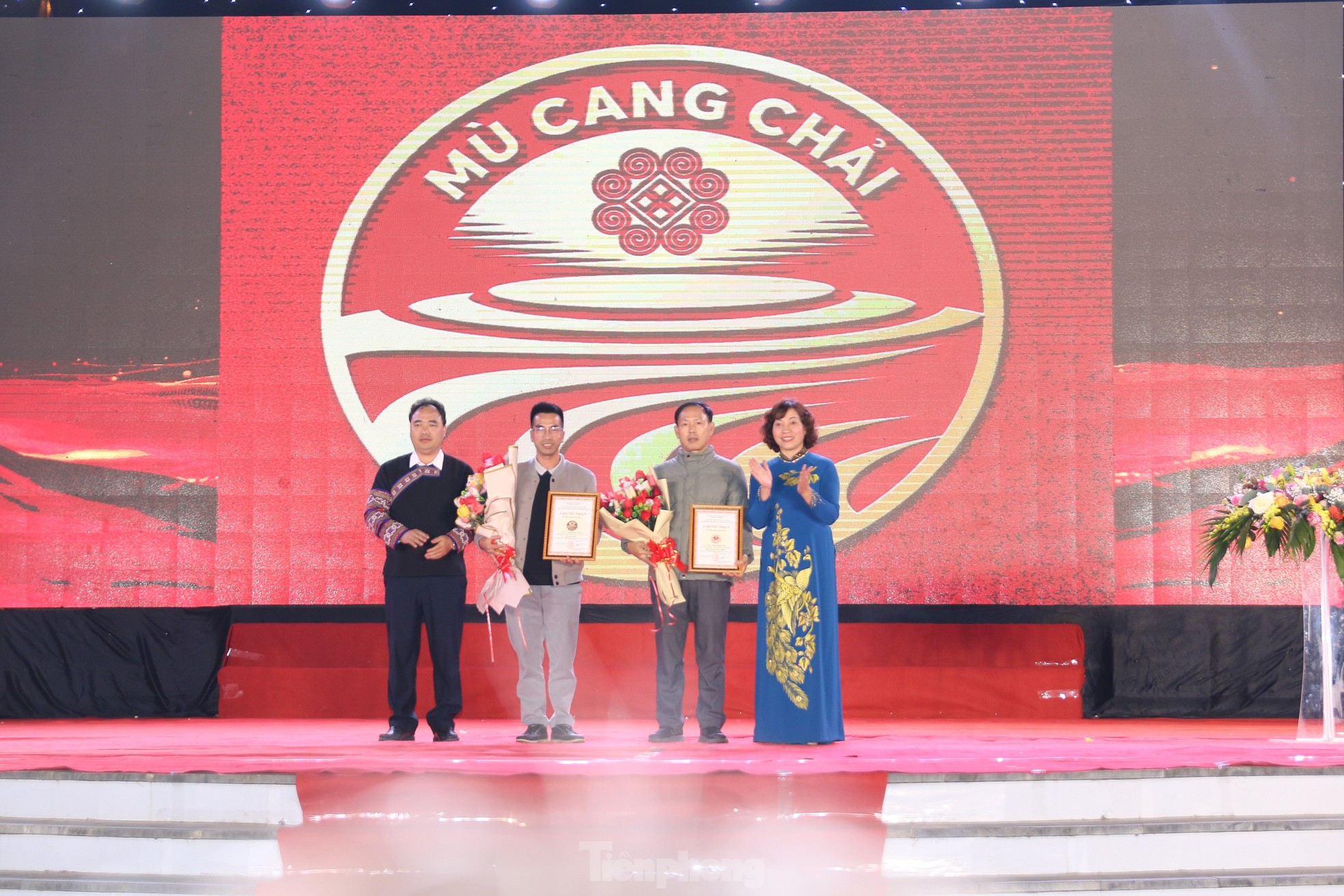 Mù Cang Chải rực rỡ trong Festival Khèn Mông và lễ hội hoa Tớ Dày ảnh 11