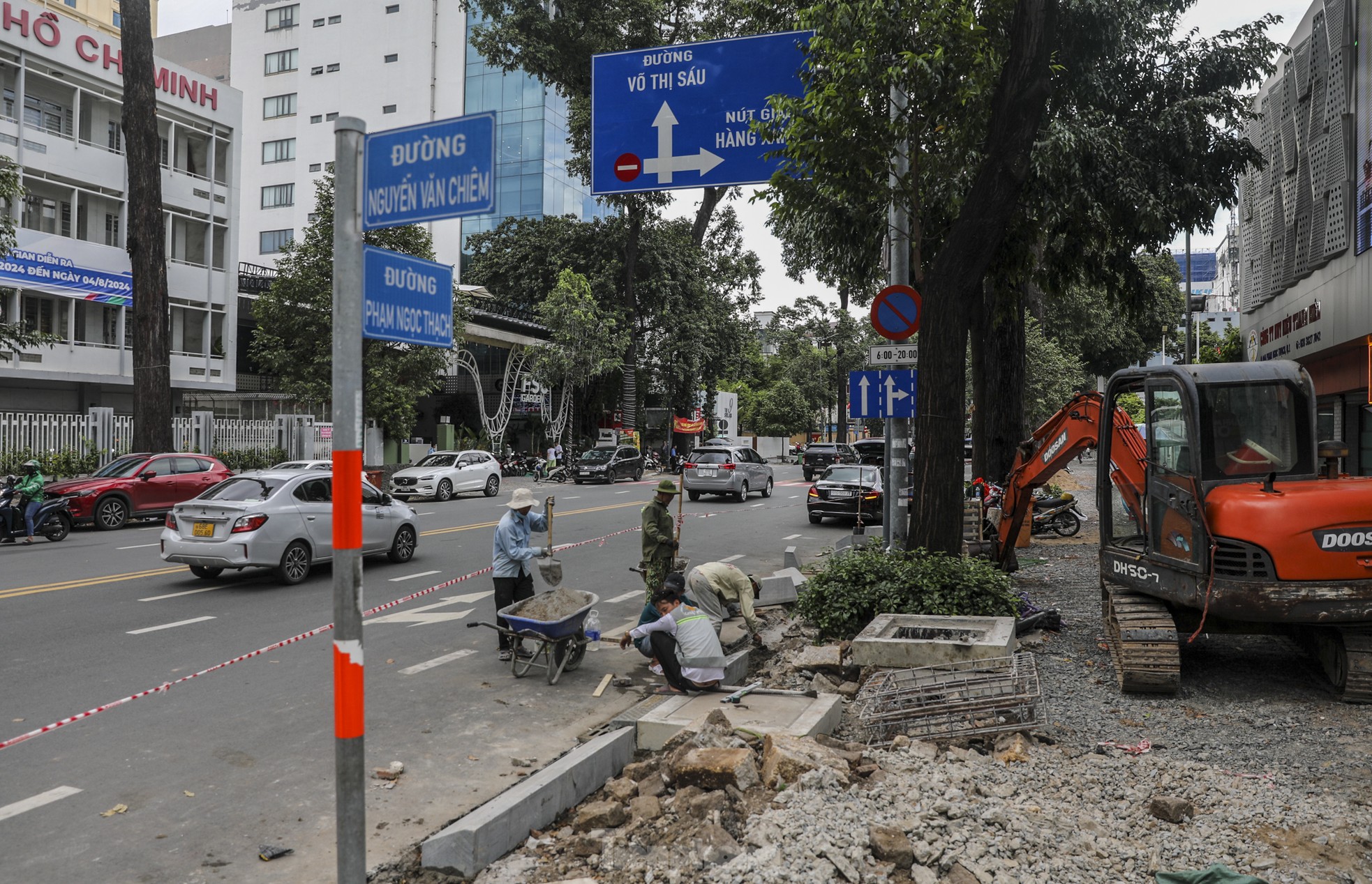 Vỉa hè trung tâm TPHCM đồng loạt chỉnh trang với kinh phí 220 tỷ đồng ảnh 1
