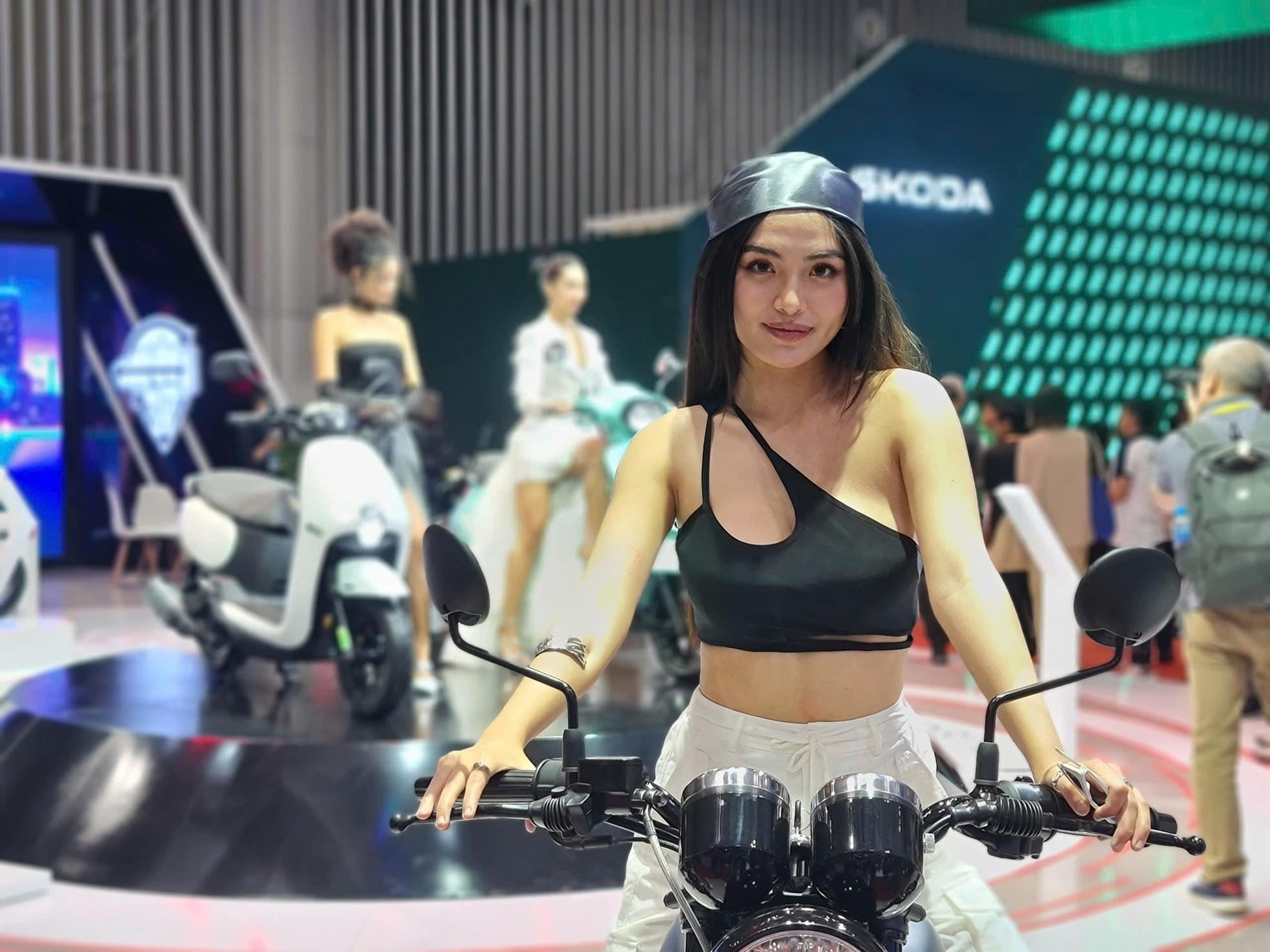 'Bóng hồng' khoe sắc tại Vietnam Motor Show 2024 ảnh 10