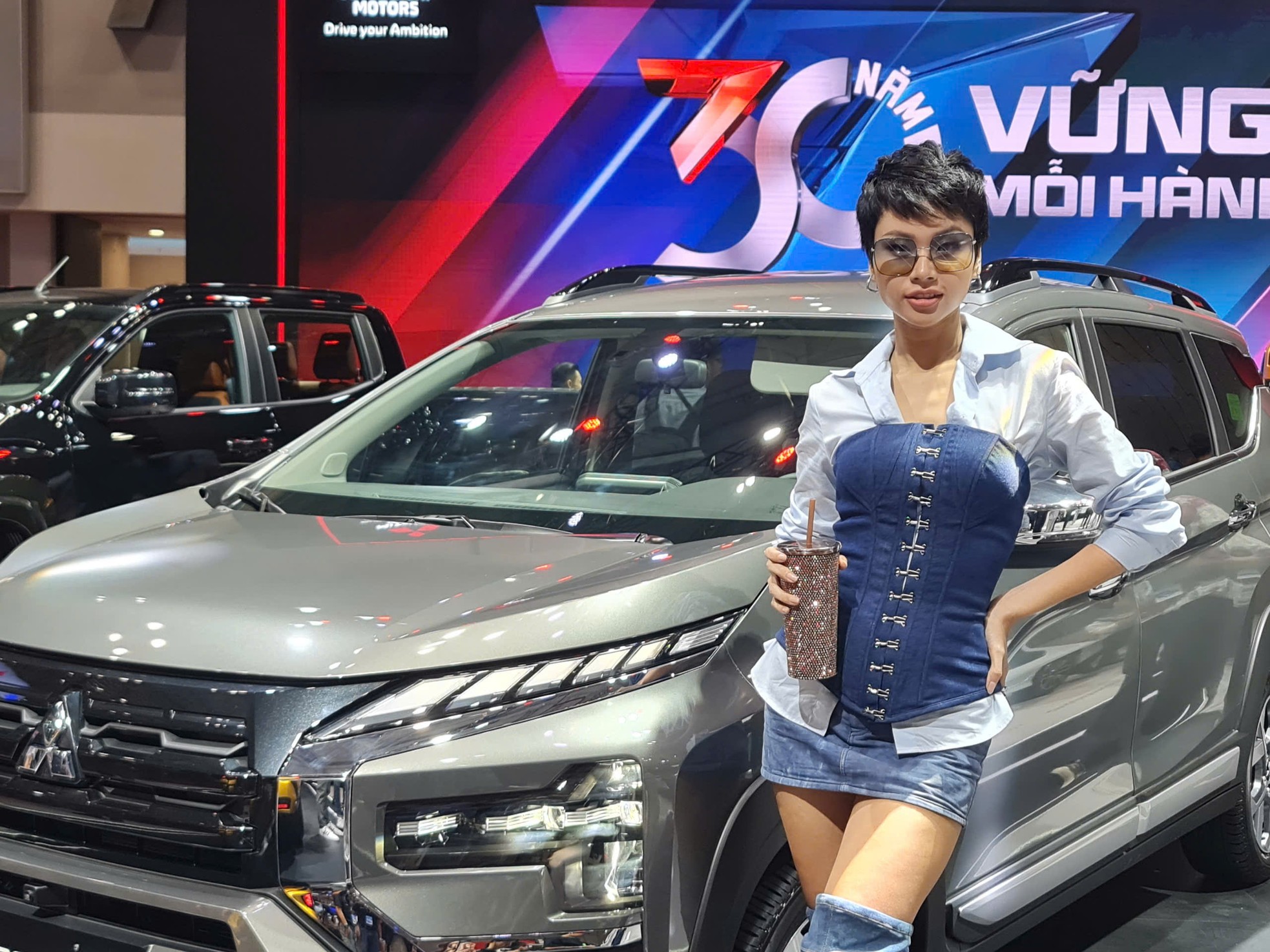 'Bóng hồng' khoe sắc tại Vietnam Motor Show 2024 ảnh 3