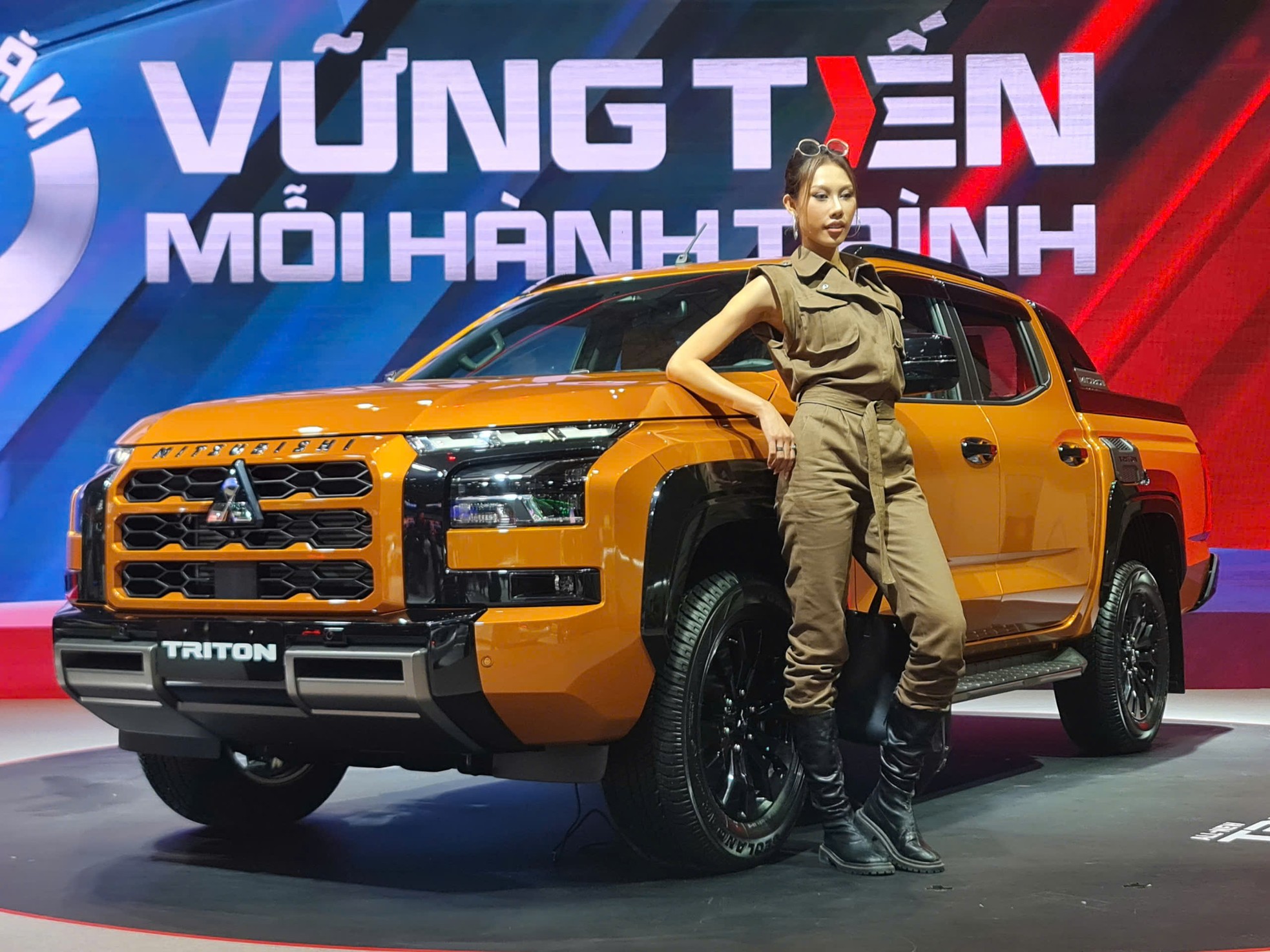 'Bóng hồng' khoe sắc tại Vietnam Motor Show 2024 ảnh 4