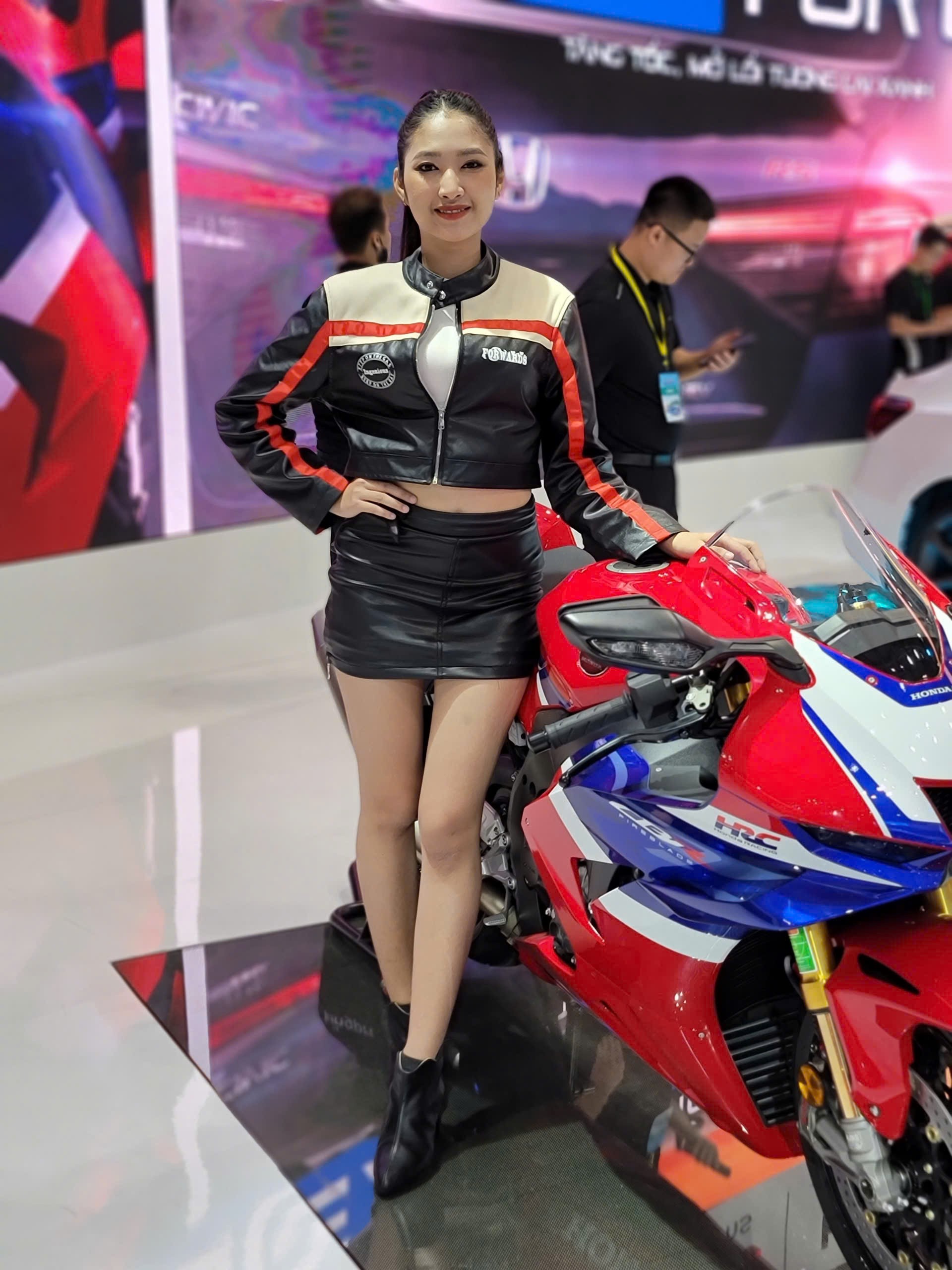 'Bóng hồng' khoe sắc tại Vietnam Motor Show 2024 ảnh 16