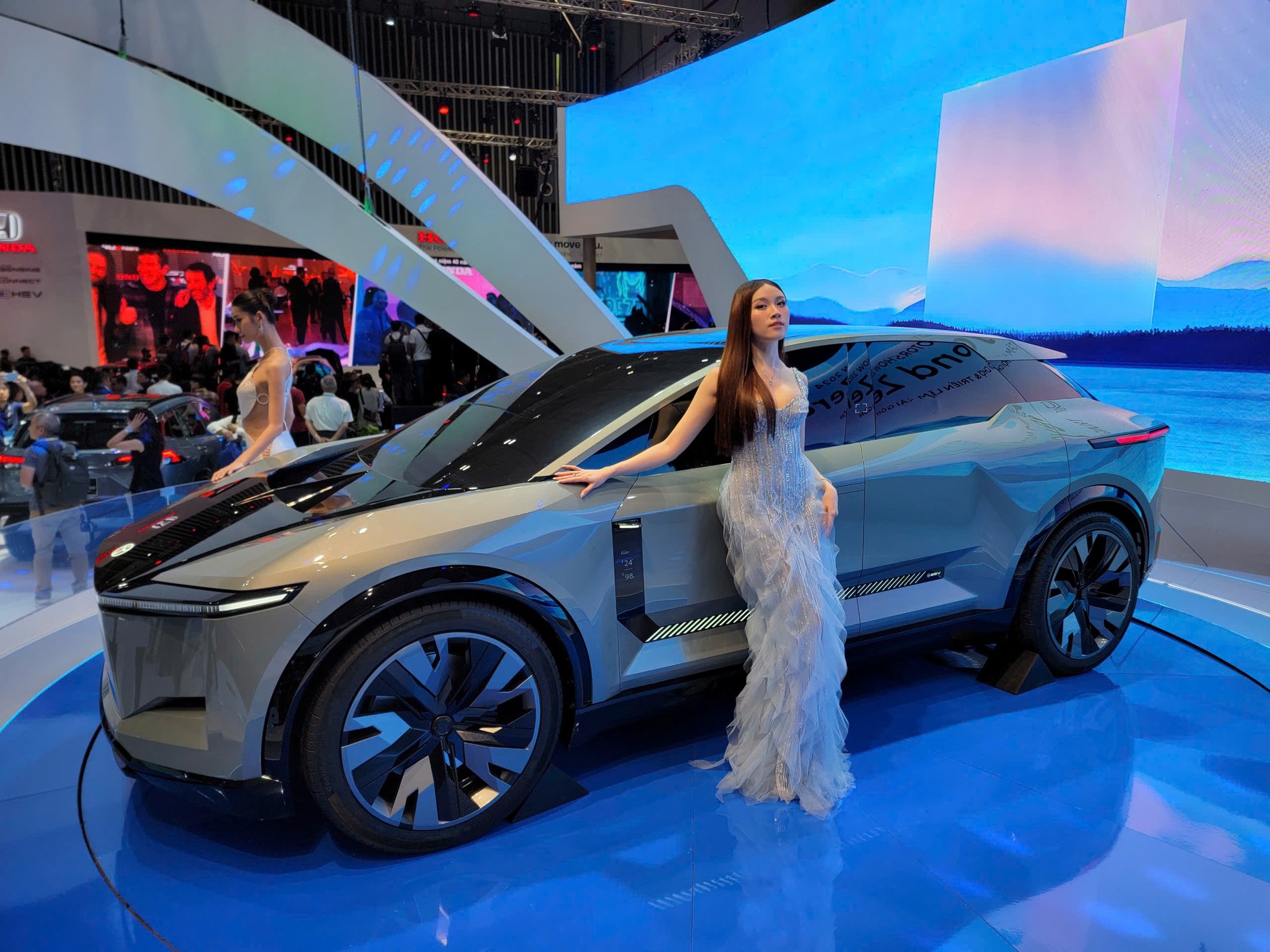 'Bóng hồng' khoe sắc tại Vietnam Motor Show 2024 ảnh 17