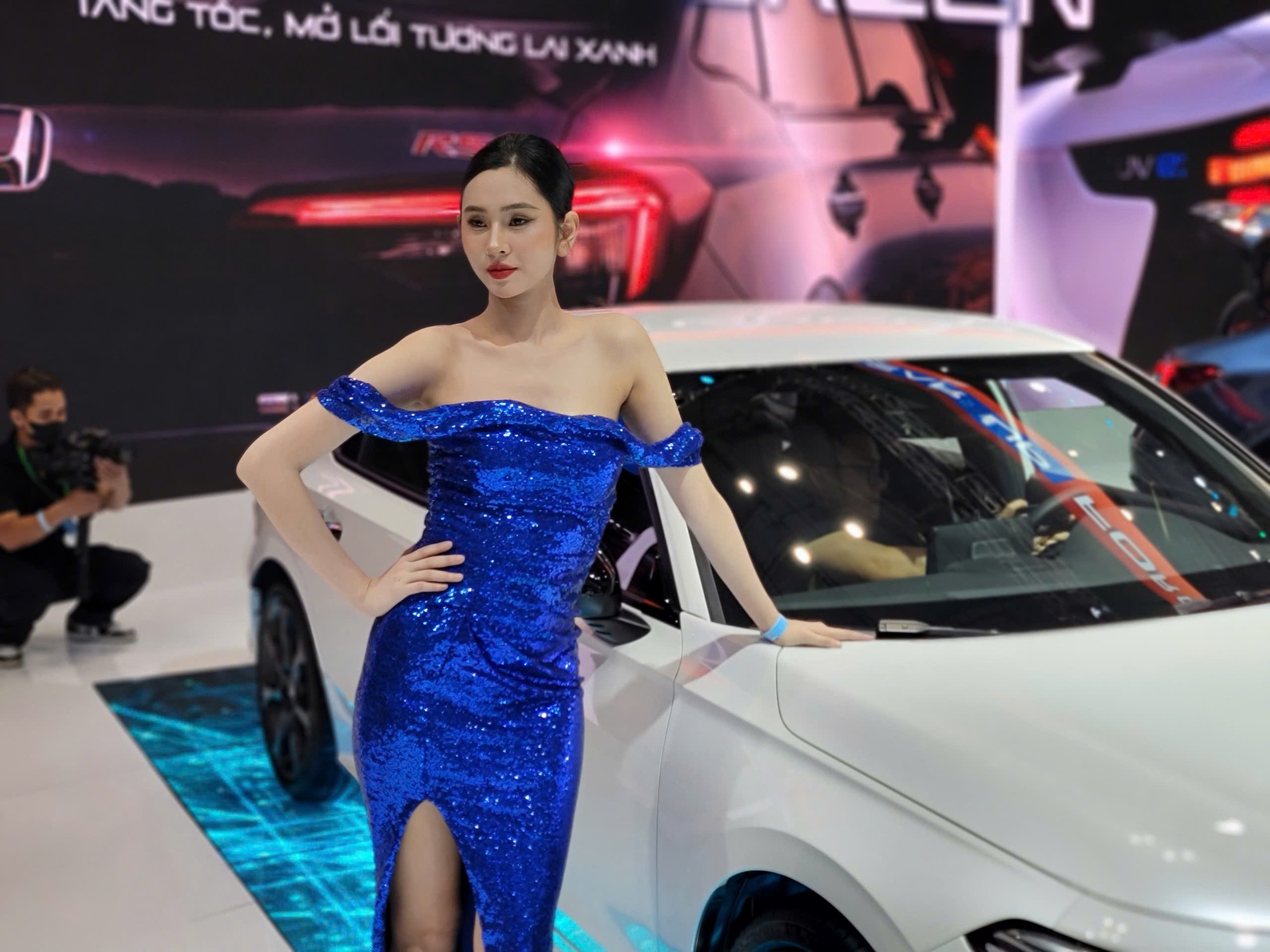 'Bóng hồng' khoe sắc tại Vietnam Motor Show 2024 ảnh 12