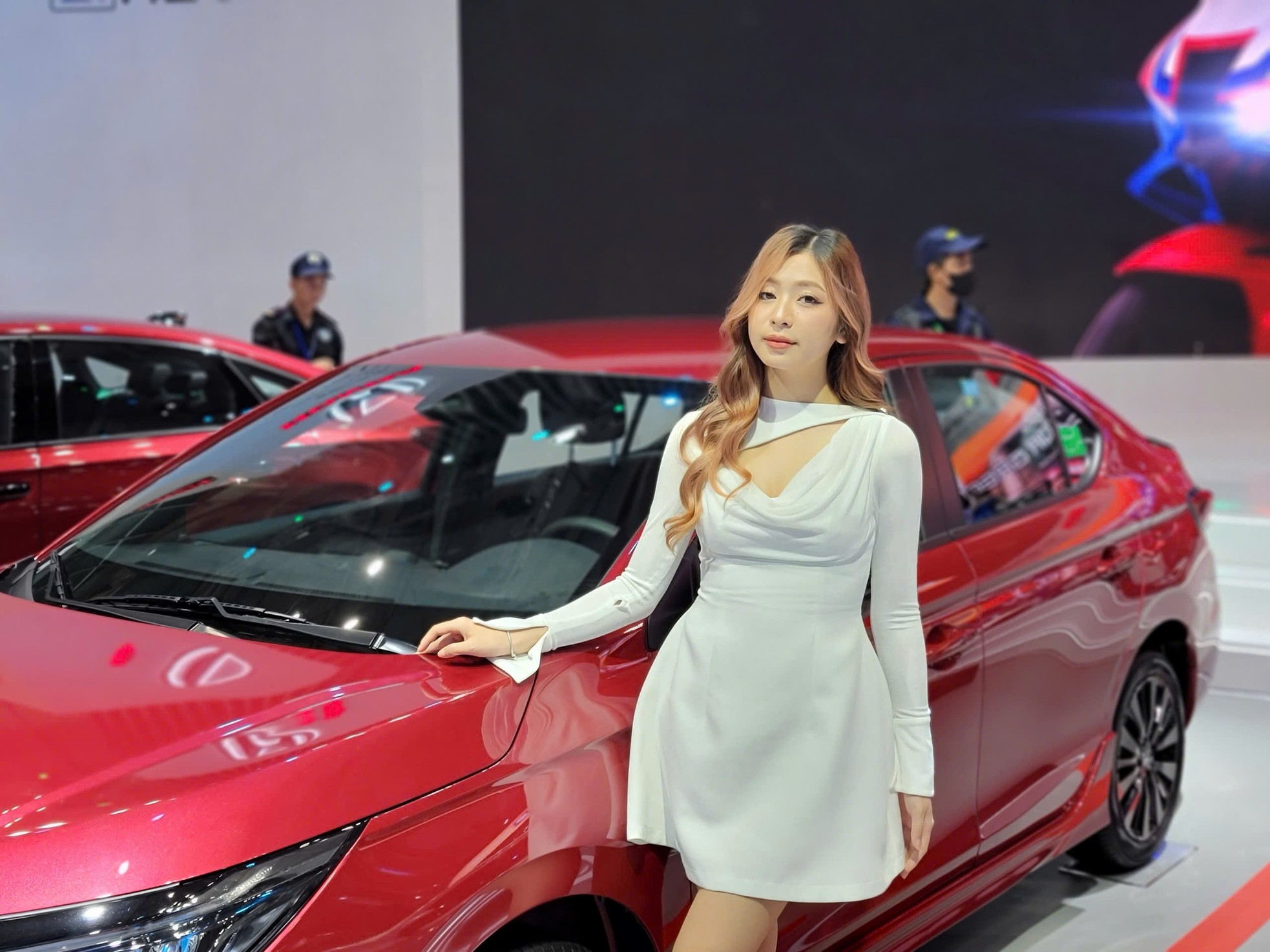 'Bóng hồng' khoe sắc tại Vietnam Motor Show 2024 ảnh 15