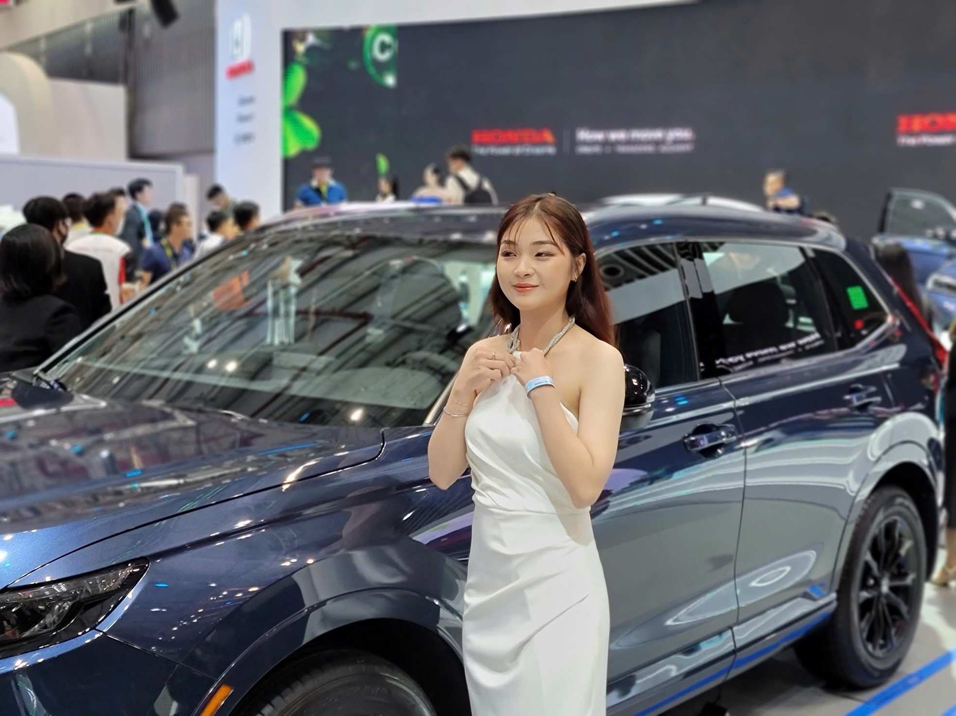 'Bóng hồng' khoe sắc tại Vietnam Motor Show 2024 ảnh 13