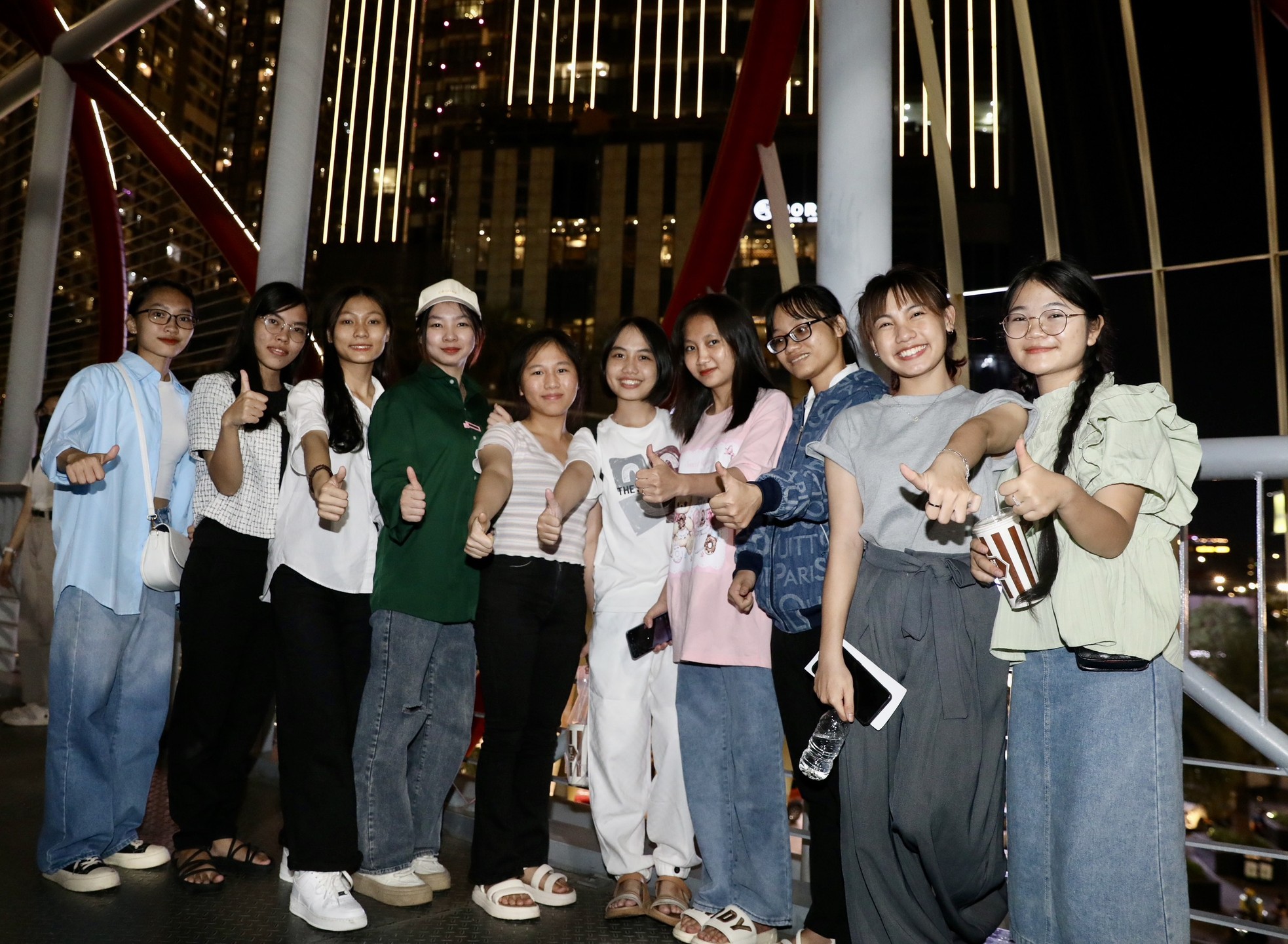 Sinh viên nhận học bổng Nâng bước thủ khoa check-in toà nhà cao nhất Việt Nam ảnh 8