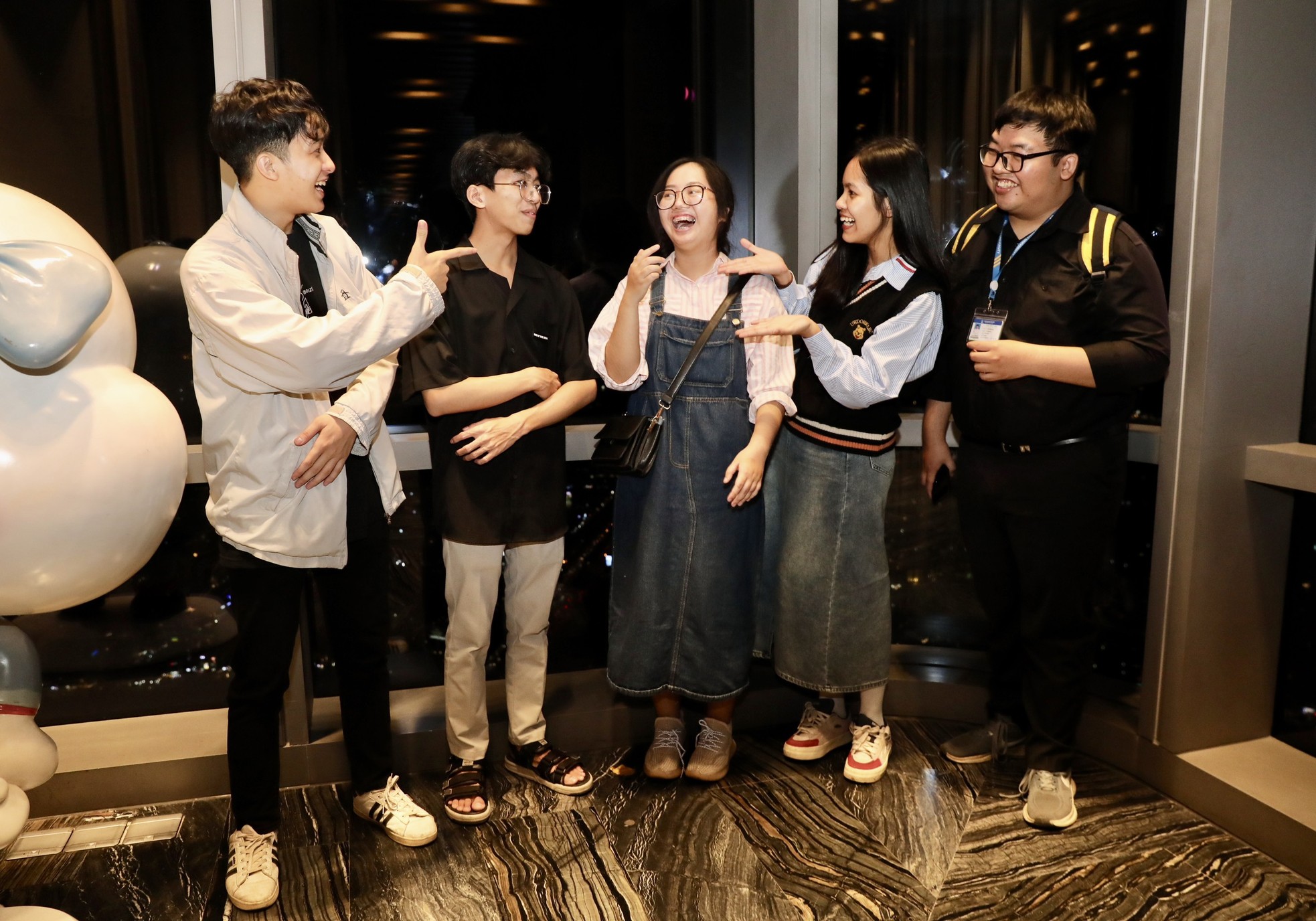 Sinh viên nhận học bổng Nâng bước thủ khoa check-in toà nhà cao nhất Việt Nam ảnh 4