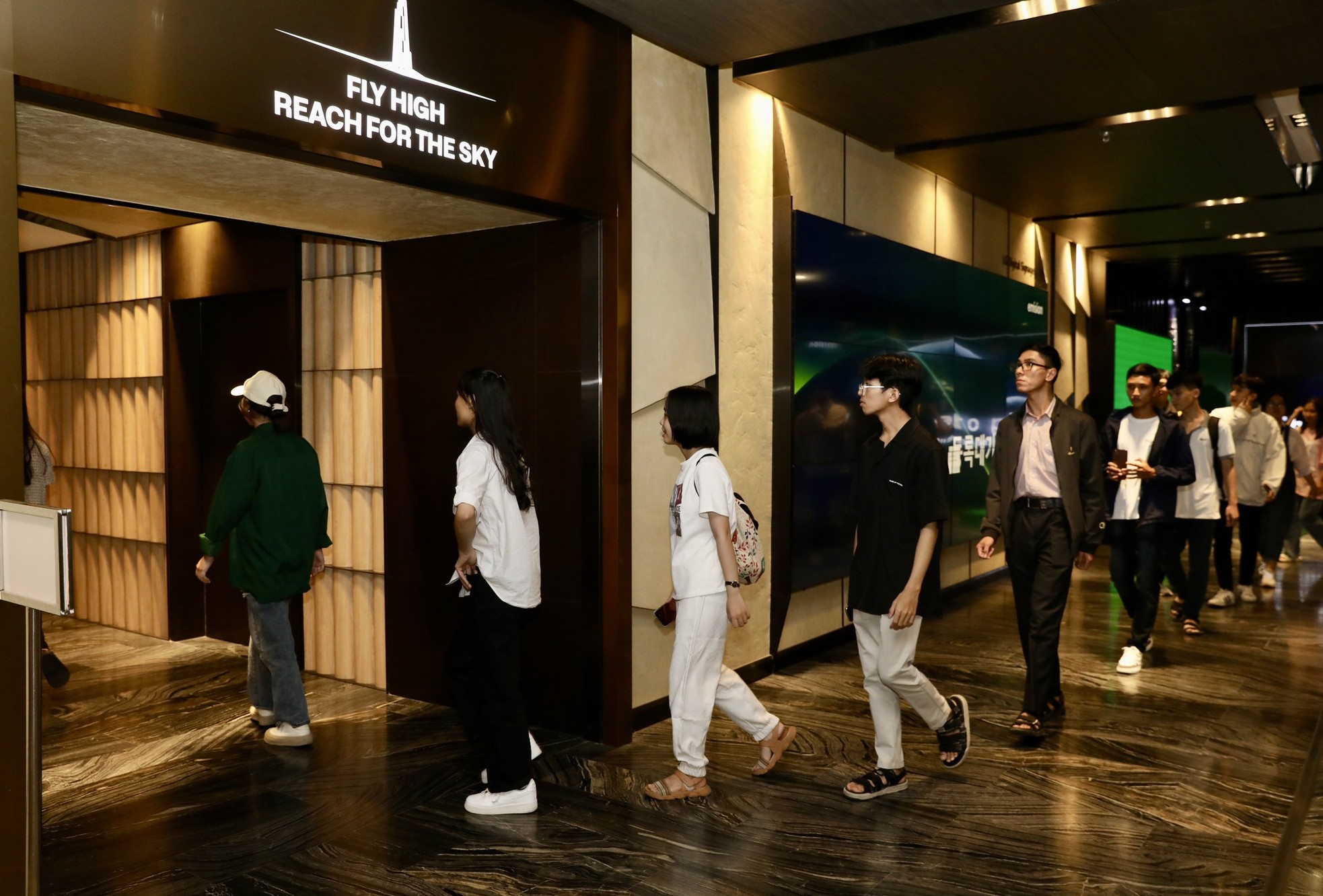 Sinh viên nhận học bổng Nâng bước thủ khoa check-in toà nhà cao nhất Việt Nam ảnh 1