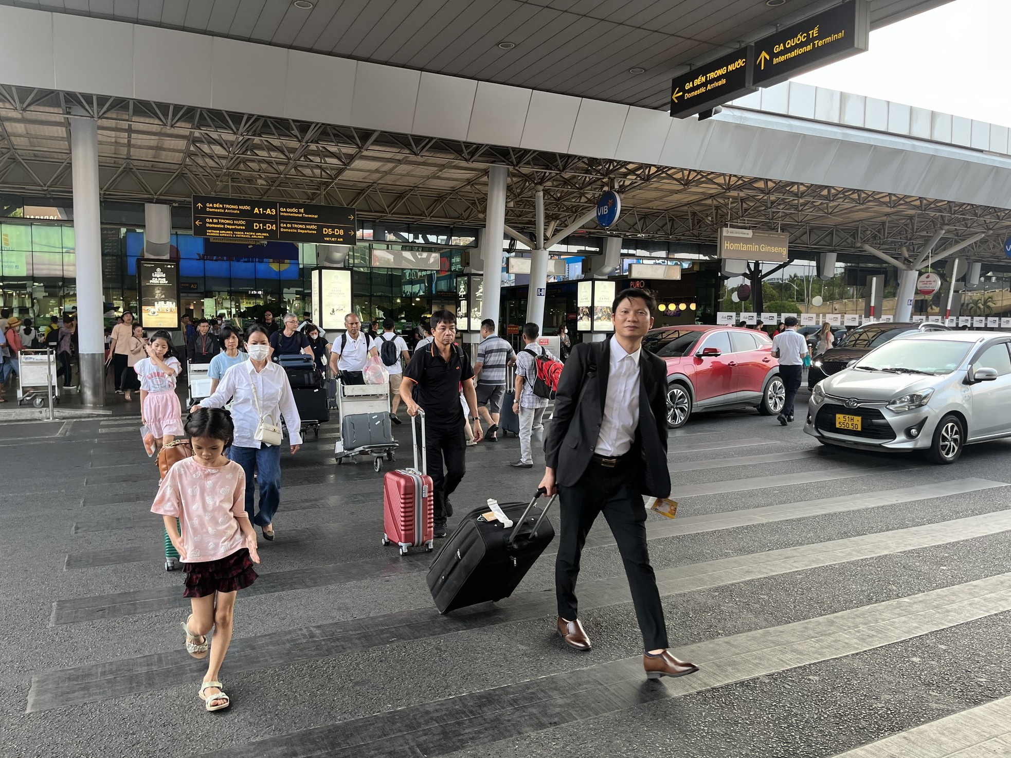 Ngày cuối nghỉ lễ: Sân bay Tân Sơn Nhất thoáng từ chiều đến tối ảnh 1