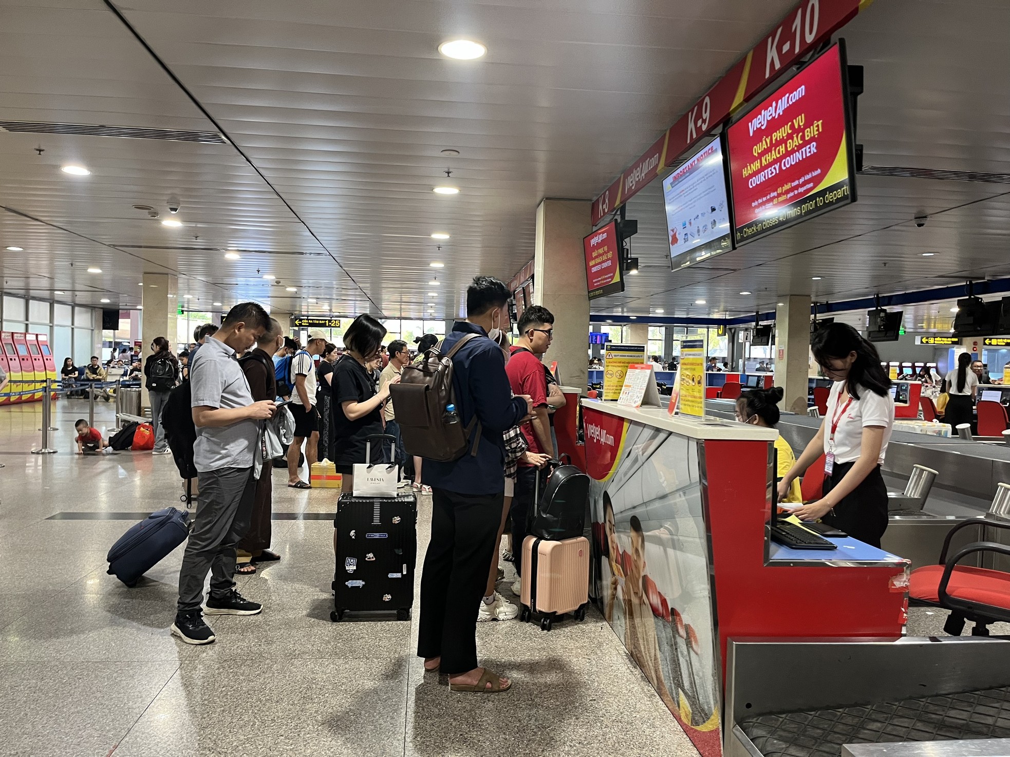 Ngày cuối nghỉ lễ: Sân bay Tân Sơn Nhất thoáng từ chiều đến tối ảnh 3