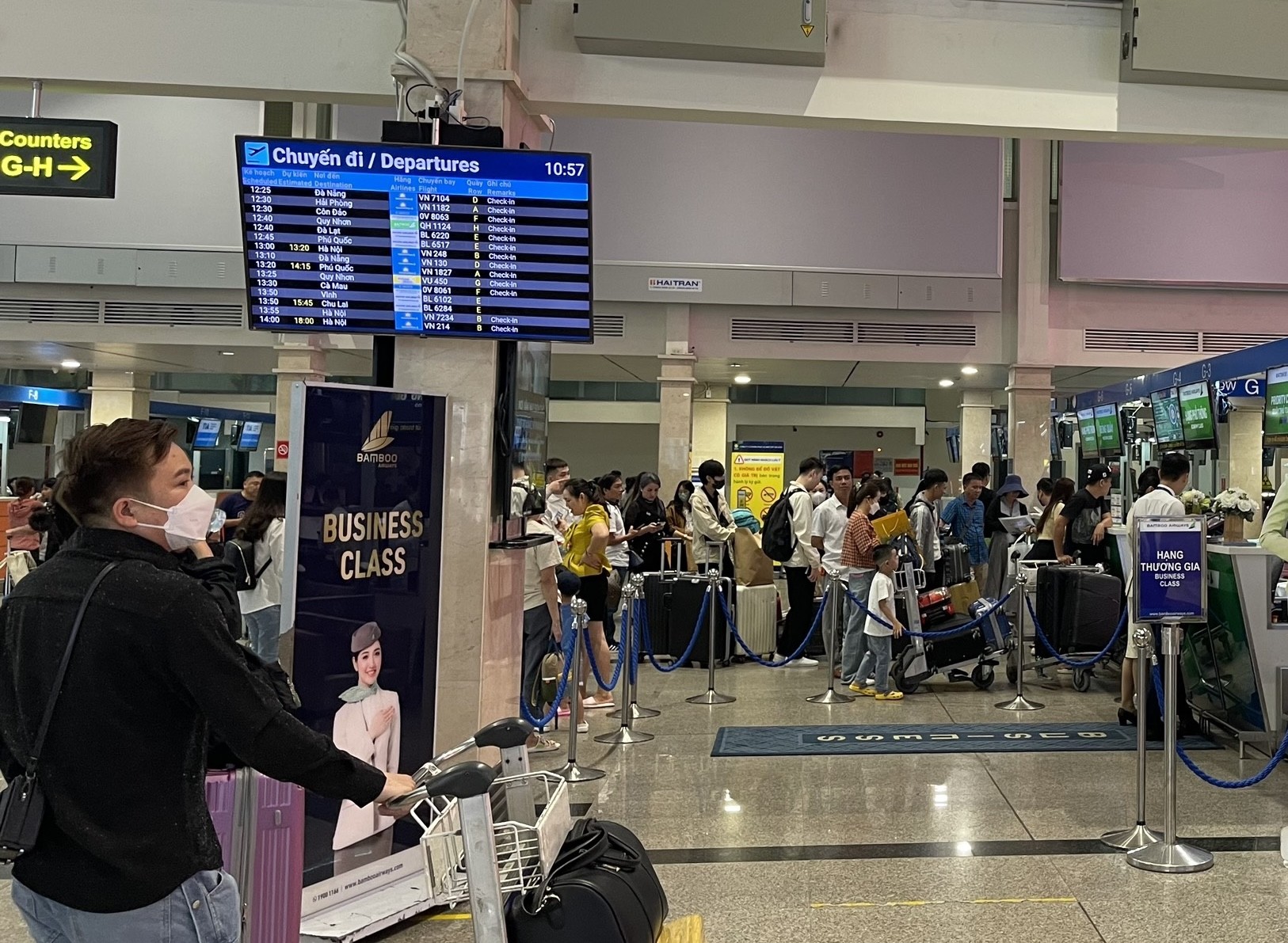 Sân bay Tân Sơn Nhất thông thoáng bất ngờ ngày 28 Tết ảnh 1