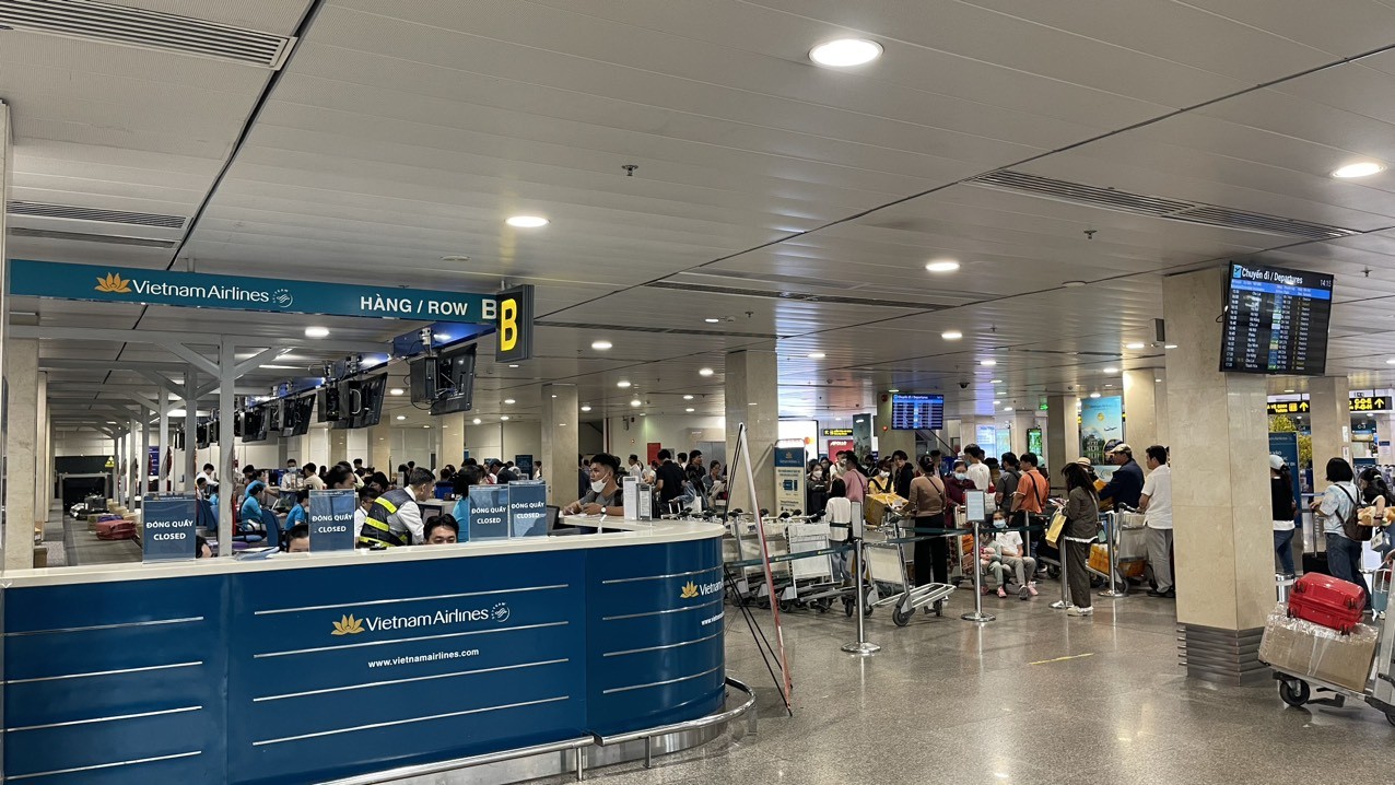 Sân bay Tân Sơn Nhất thông thoáng bất ngờ ngày 28 Tết ảnh 5