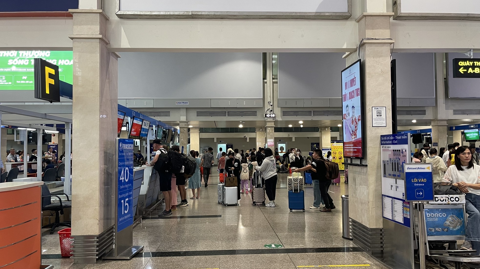 Sân bay Tân Sơn Nhất thông thoáng bất ngờ ngày 28 Tết ảnh 9