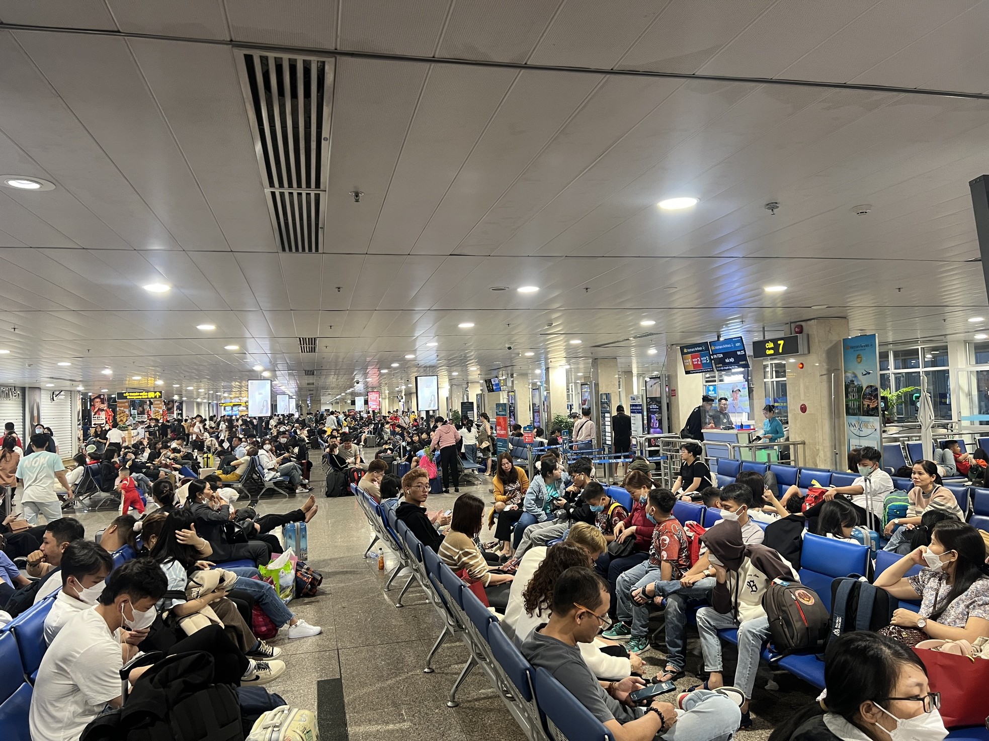 Sân bay Tân Sơn Nhất thông thoáng bất ngờ ngày 28 Tết ảnh 4