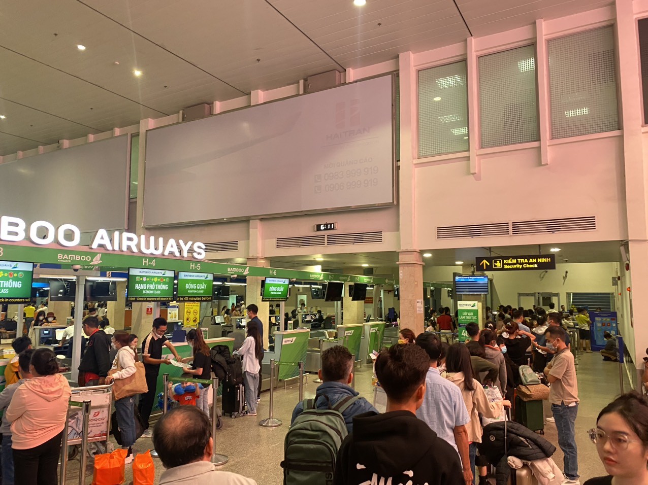 Sân bay Tân Sơn Nhất thông thoáng bất ngờ ngày 28 Tết ảnh 3