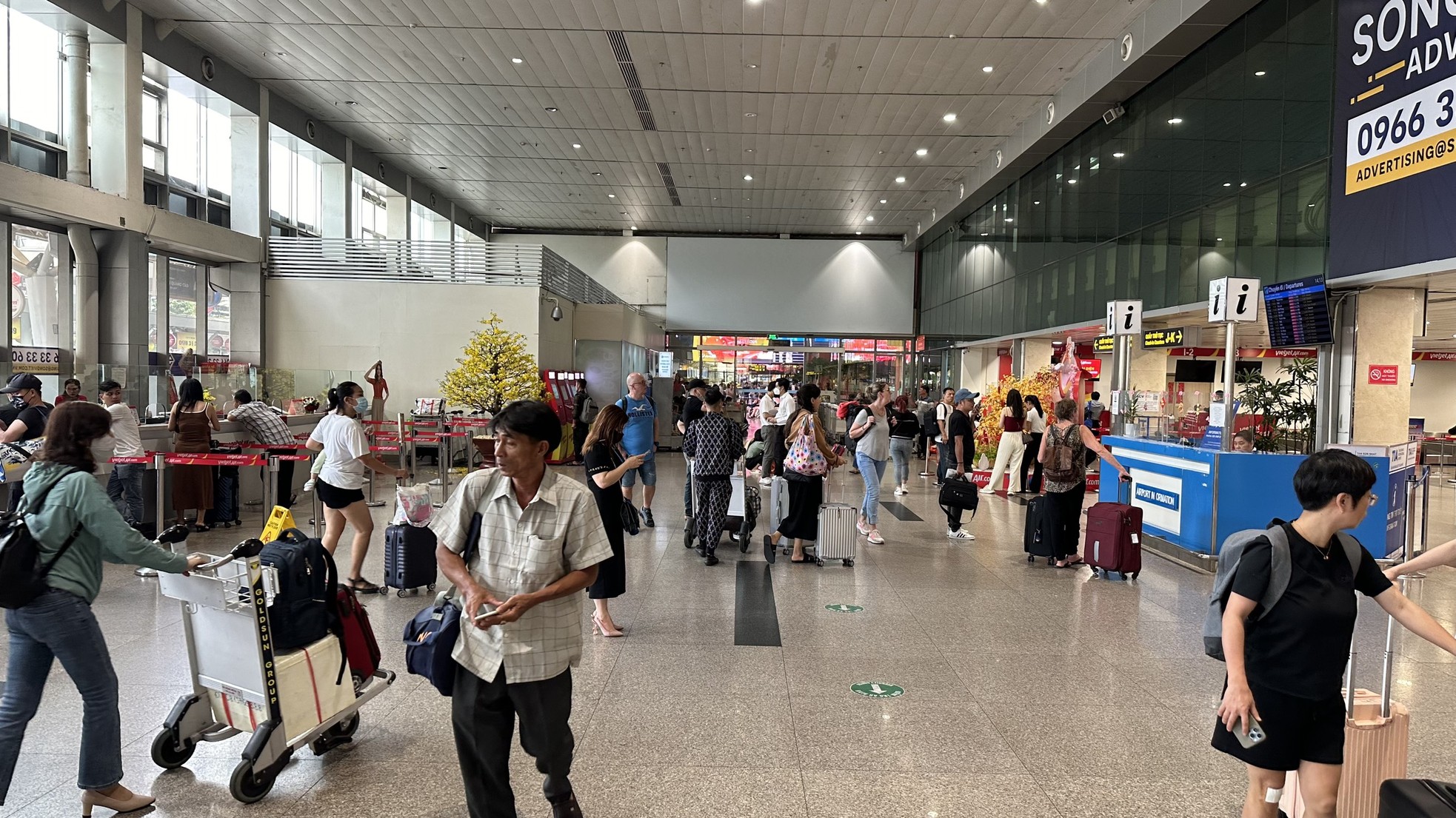 Sân bay Tân Sơn Nhất thông thoáng bất ngờ ngày 28 Tết ảnh 14