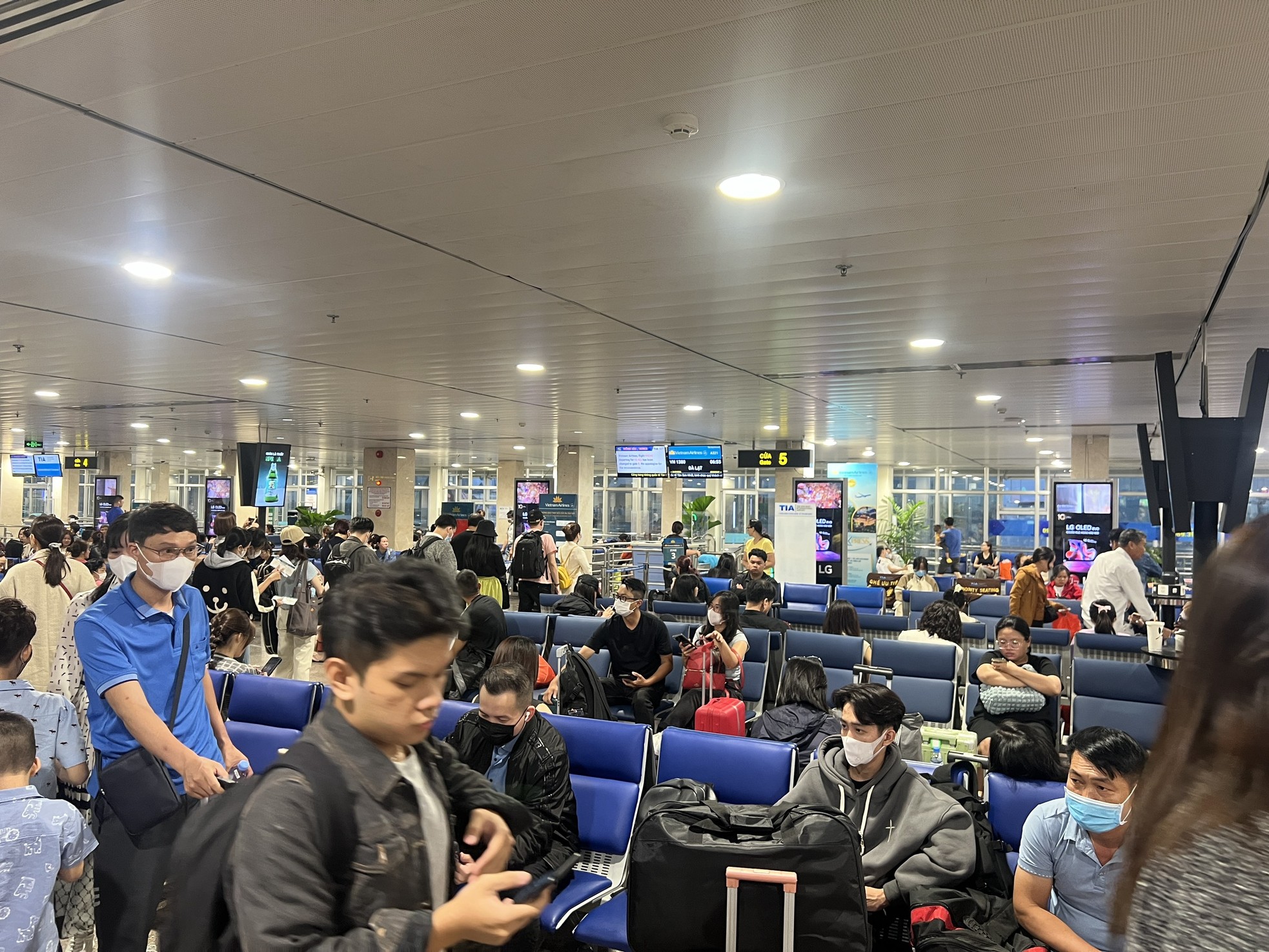 Sân bay Tân Sơn Nhất thông thoáng bất ngờ ngày 28 Tết ảnh 6