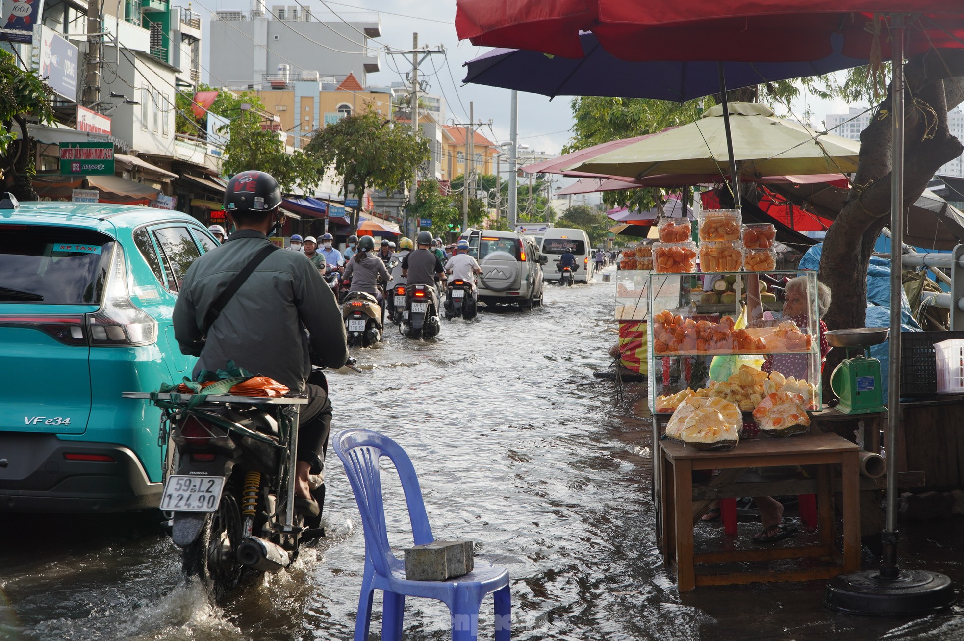 Triều cường dâng cao, đường phố ngập sâu, người dân TPHCM chật vật về nhà ảnh 9