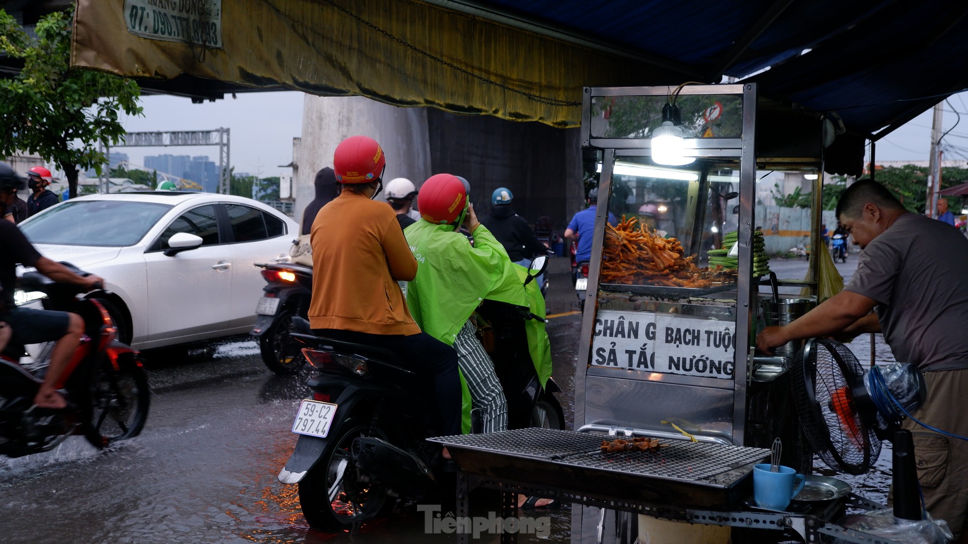 Triều cường đạt đỉnh, đường hoá sông, người dân TPHCM vất vả lội nước về nhà ảnh 6