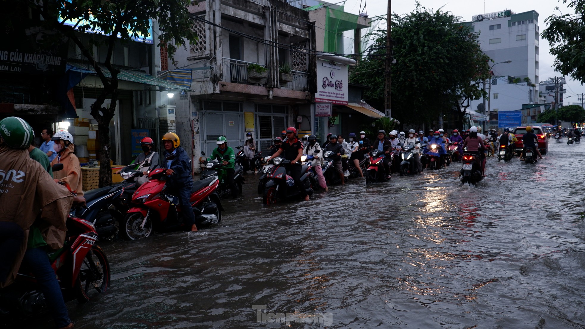 Triều cường đạt đỉnh, đường hoá sông, người dân TPHCM vất vả lội nước về nhà ảnh 14