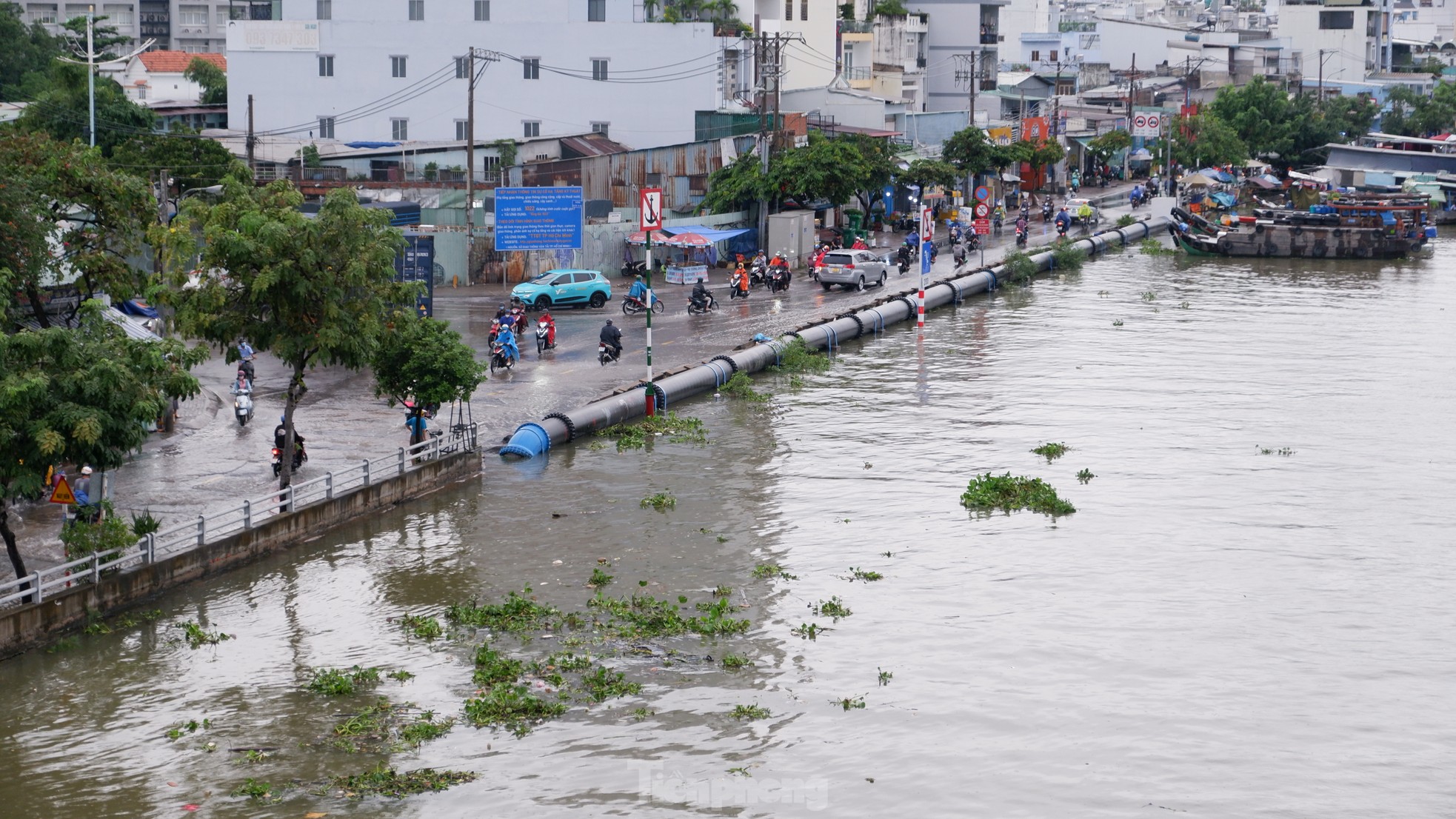 Triều cường đạt đỉnh, đường hoá sông, người dân TPHCM vất vả lội nước về nhà ảnh 12