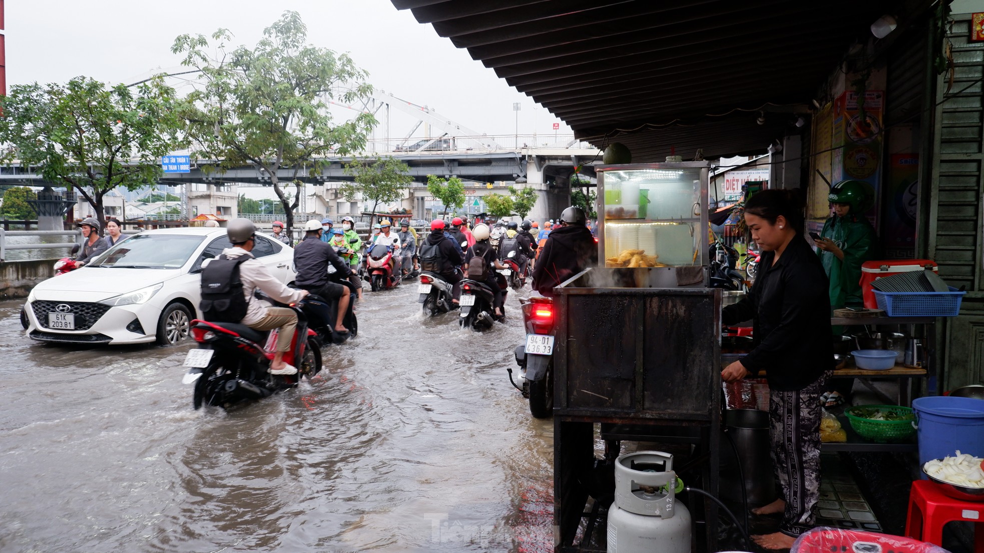 Triều cường đạt đỉnh, đường hoá sông, người dân TPHCM vất vả lội nước về nhà ảnh 7