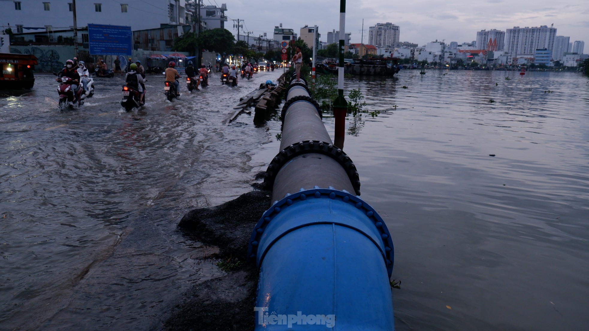 Triều cường đạt đỉnh, đường hoá sông, người dân TPHCM vất vả lội nước về nhà ảnh 8