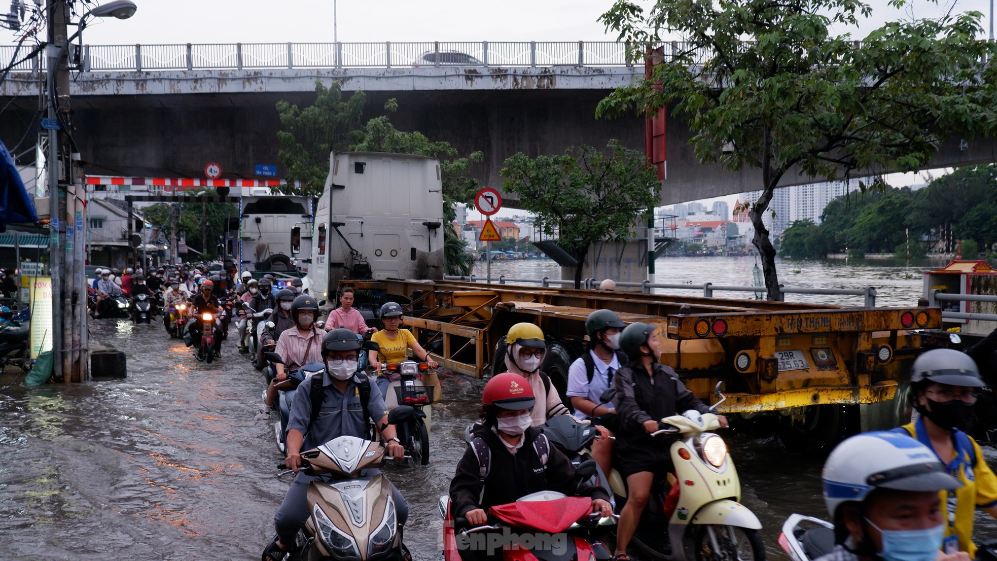 Triều cường đạt đỉnh, đường hoá sông, người dân TPHCM vất vả lội nước về nhà ảnh 4