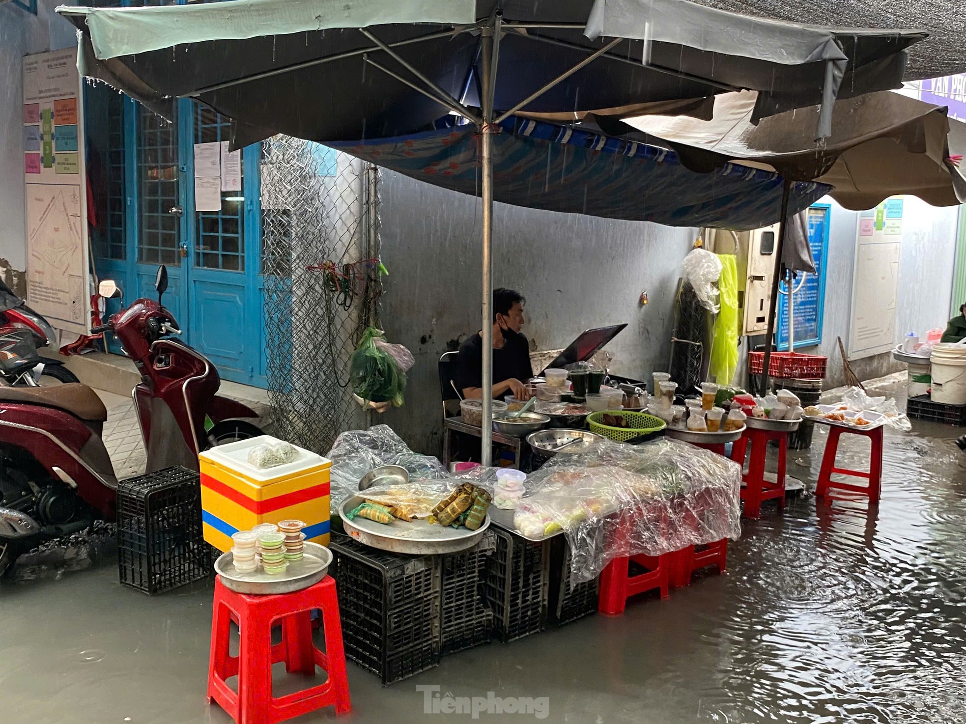 Mưa là ngập, tiểu thương ở TPHCM 'than trời' ảnh 8