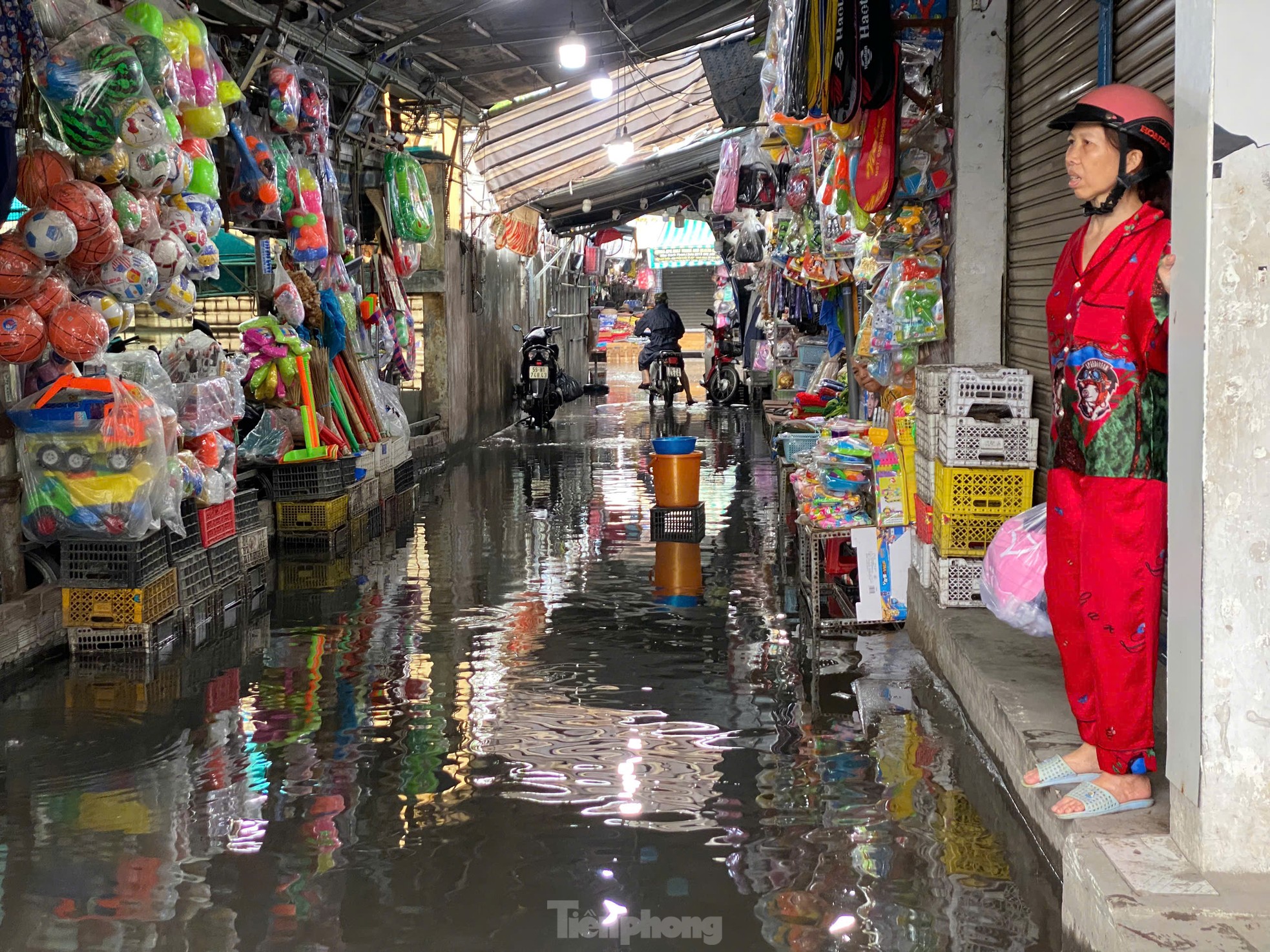 Mưa là ngập, tiểu thương ở TPHCM 'than trời' ảnh 5