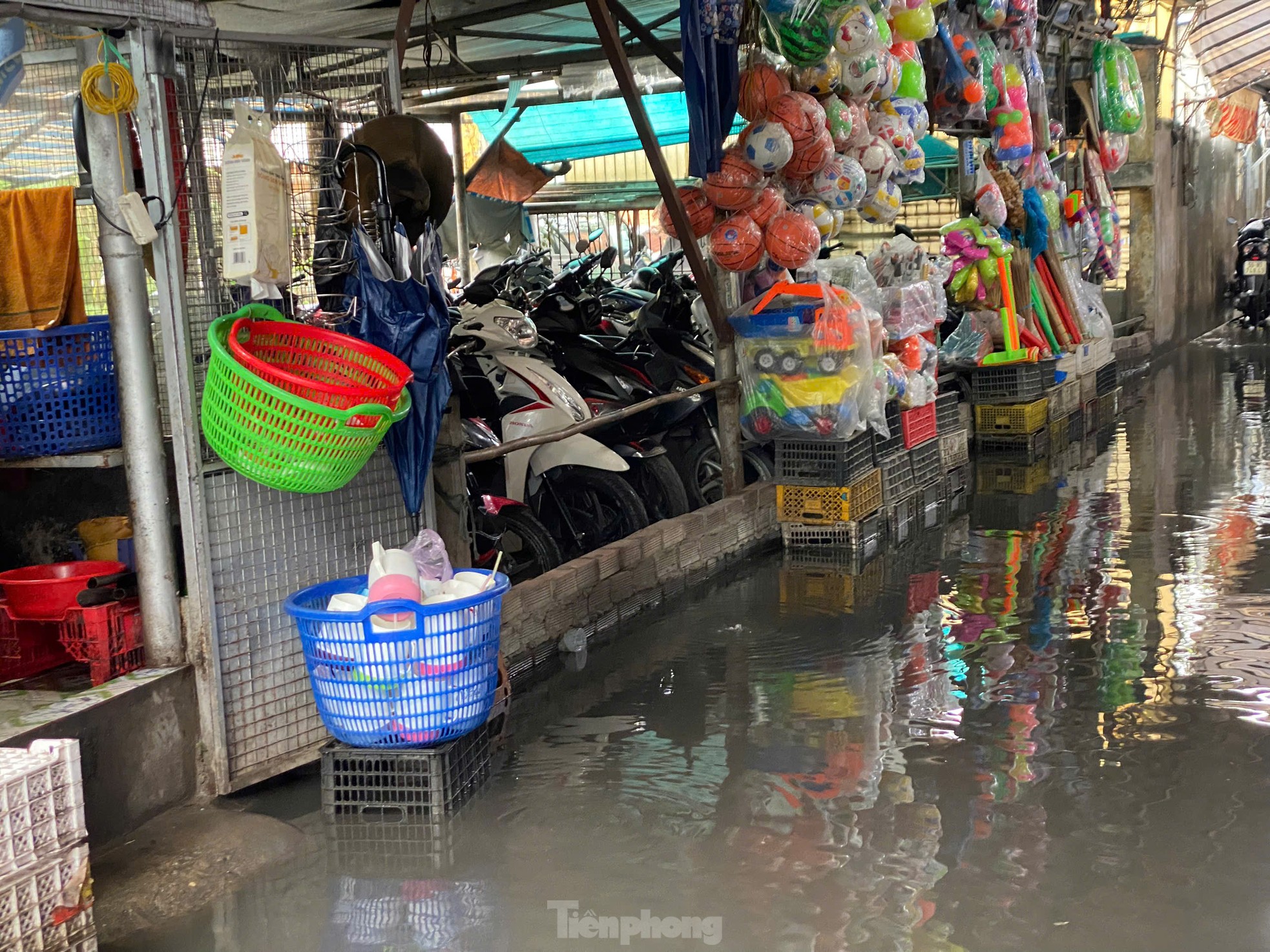 Mưa là ngập, tiểu thương ở TPHCM 'than trời' ảnh 7