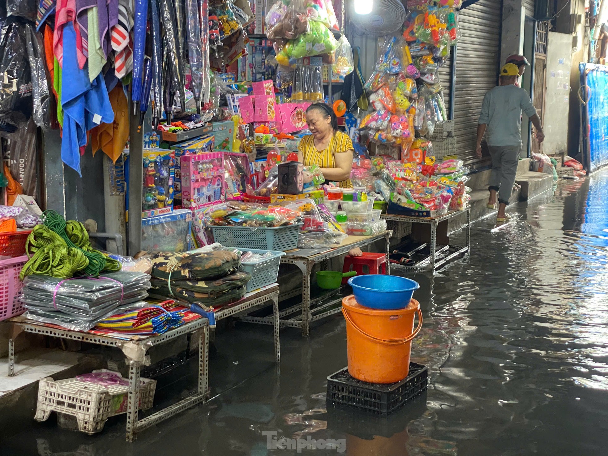 Mưa là ngập, tiểu thương ở TPHCM 'than trời' ảnh 6