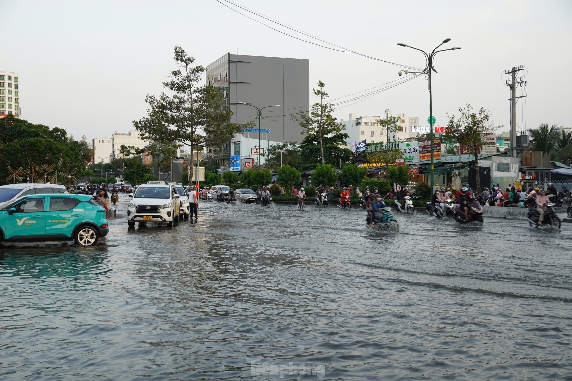 Triều cường đạt đỉnh, người dân TPHCM chật vật lội nước về nhà ảnh 1