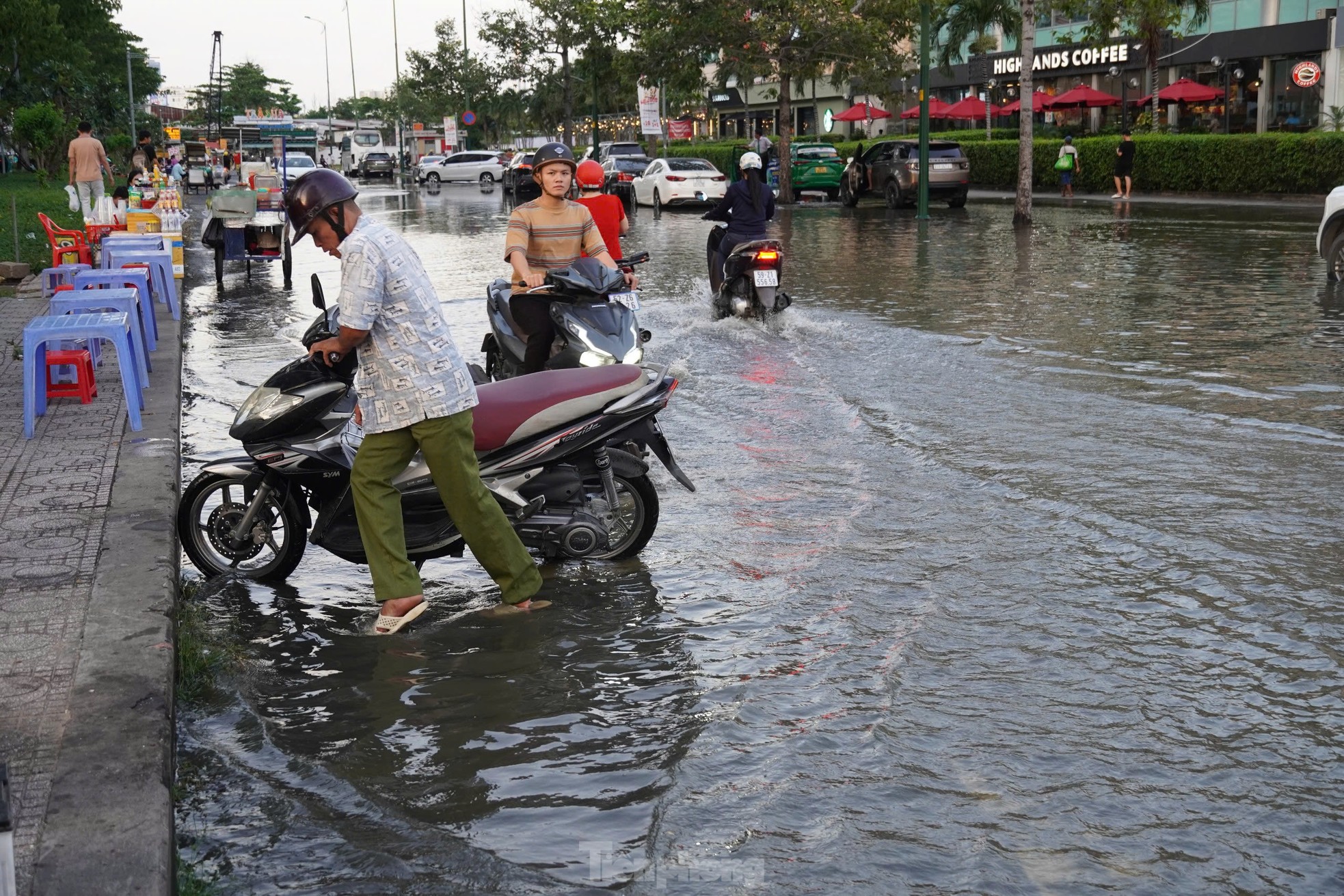 Triều cường đạt đỉnh, người dân TPHCM chật vật lội nước về nhà ảnh 5