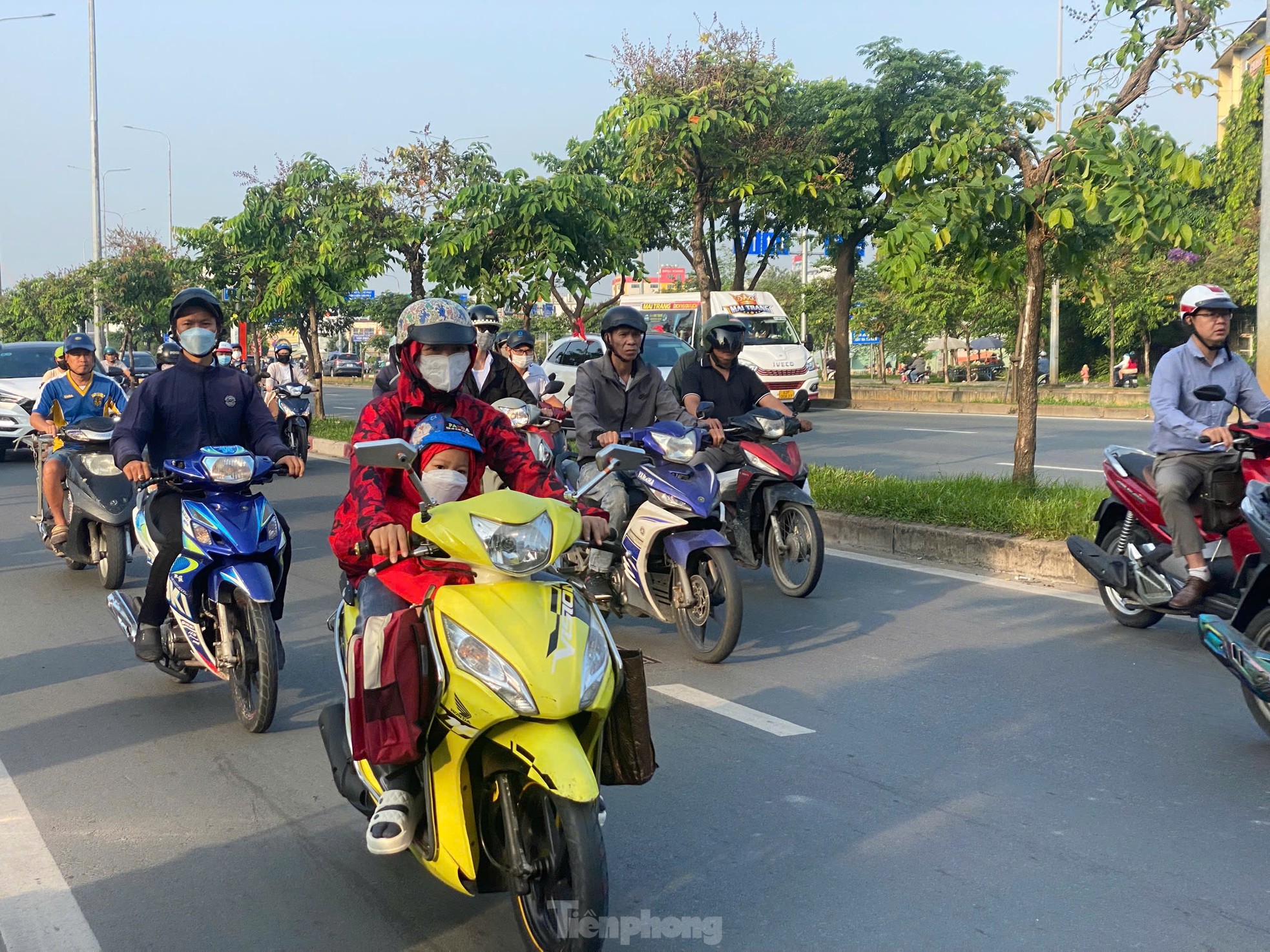 TPHCM se lạnh như Đà Lạt, người dân choàng khăn, mặc áo ấm ra đường ảnh 3