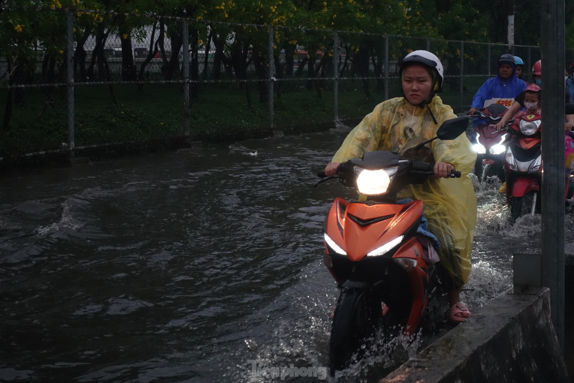 TPHCM mênh mông nước, kẹt xe khắp nơi sau mưa lớn trái mùa ảnh 5