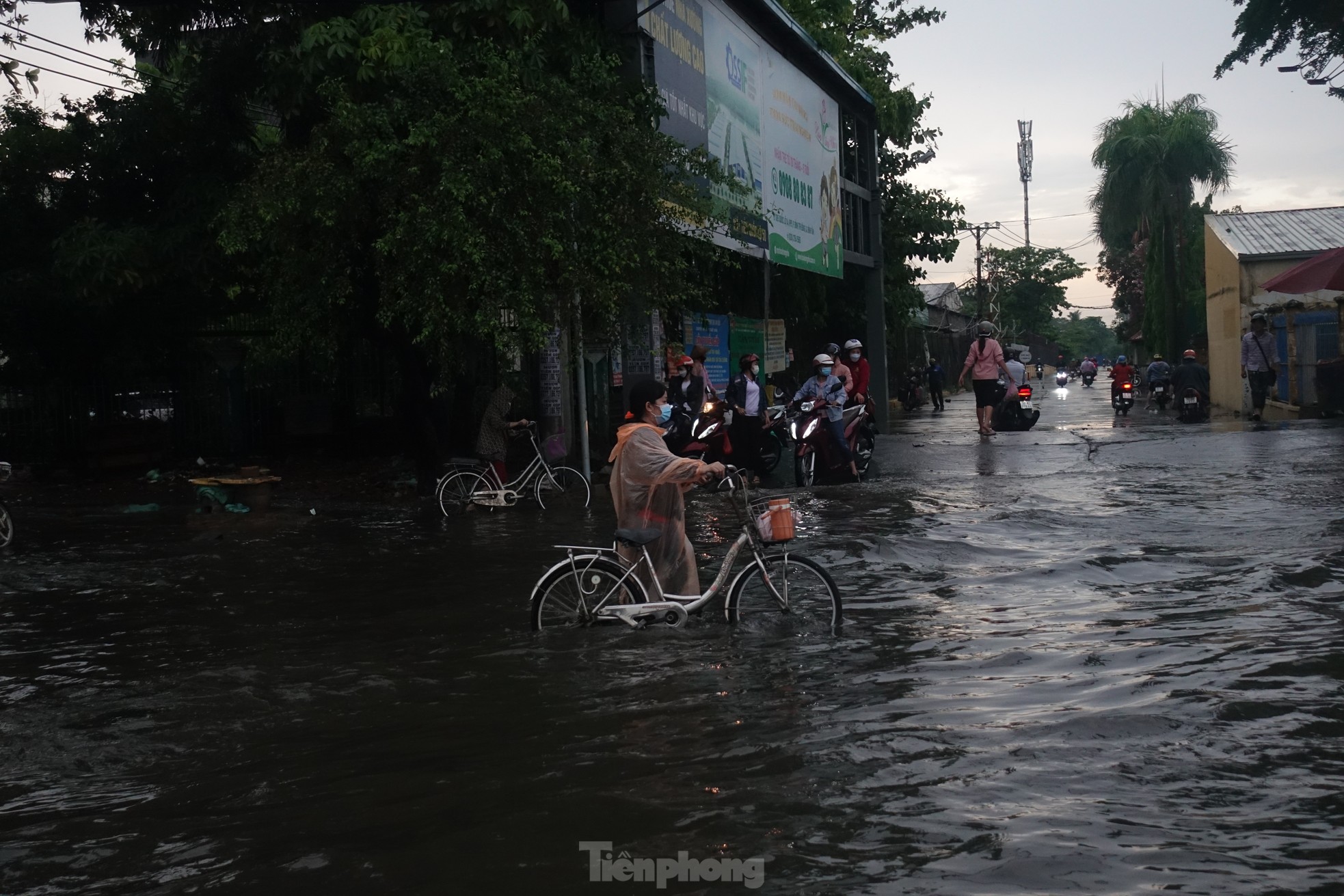 TPHCM mênh mông nước, kẹt xe khắp nơi sau mưa lớn trái mùa ảnh 4