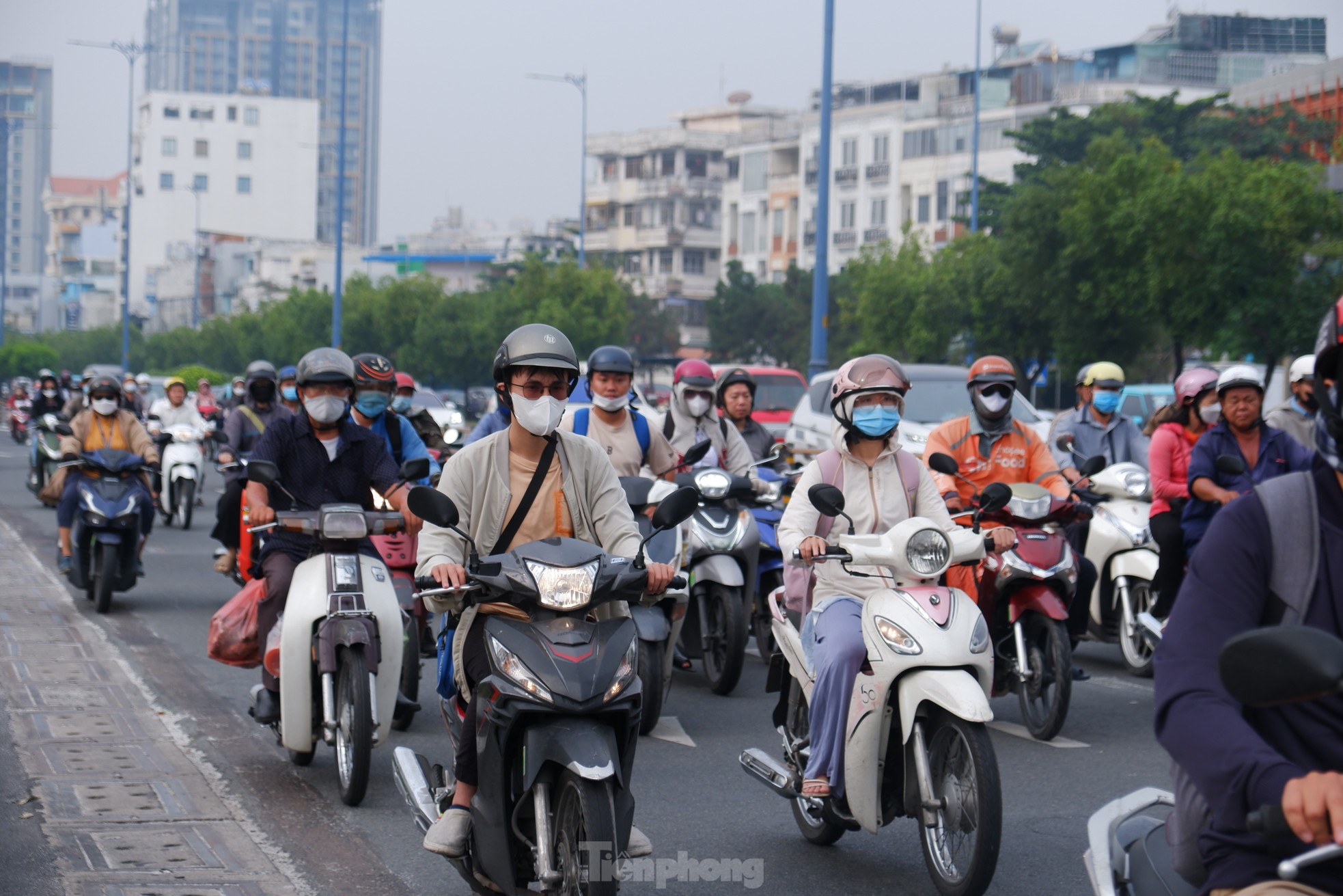 Lý do TPHCM sương trắng mù mịt, nhiều tòa nhà mờ khuất ảnh 3