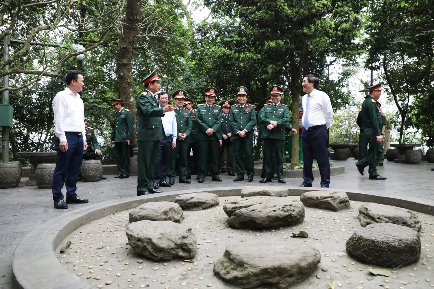 Lãnh đạo Quân ủy Trung ương, Bộ Quốc phòng dâng hương, tưởng niệm các Vua Hùng ảnh 4