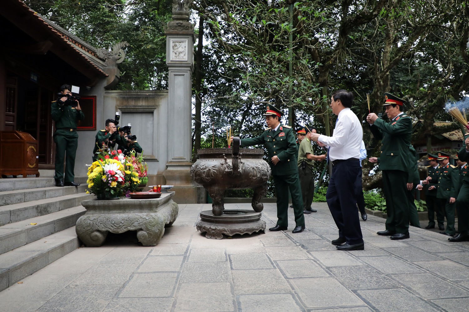 Lãnh đạo Quân ủy Trung ương, Bộ Quốc phòng dâng hương, tưởng niệm các Vua Hùng ảnh 5