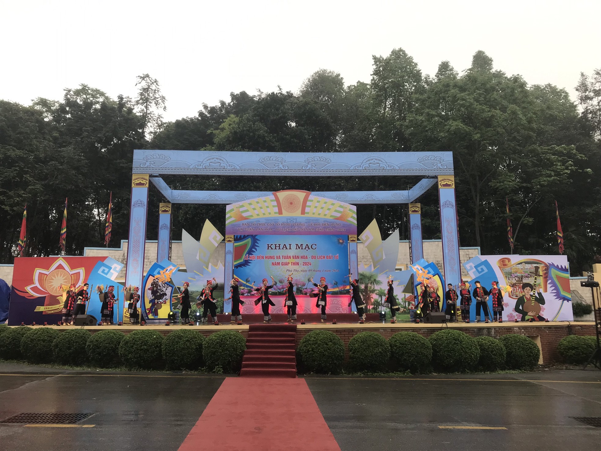 Opening ceremony of Hung Temple festival in drizzle and cold, Ms. Ban photo 6