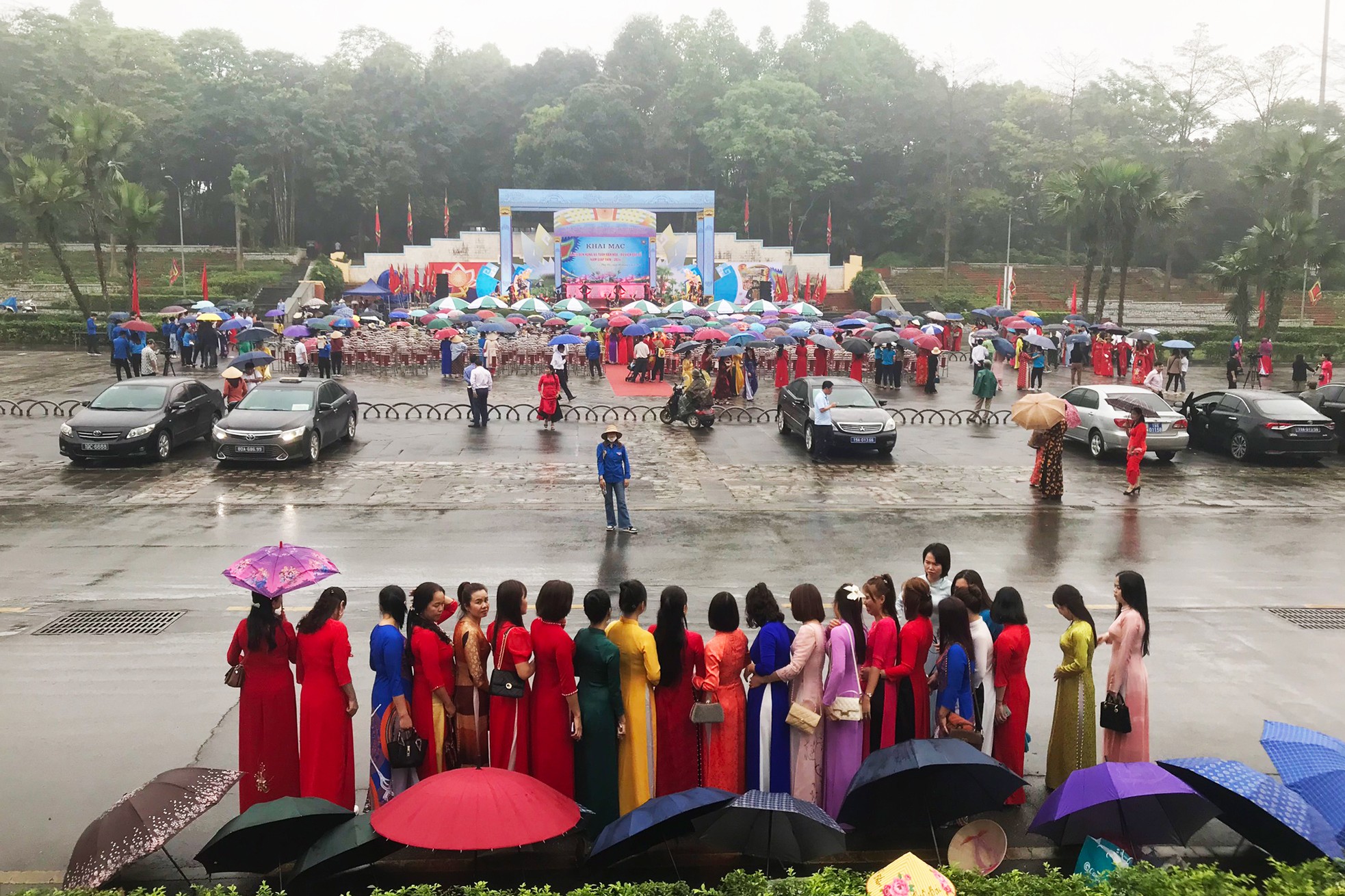 Opening ceremony of Hung Temple festival in the drizzle and cold of Ms. Ban photo 5