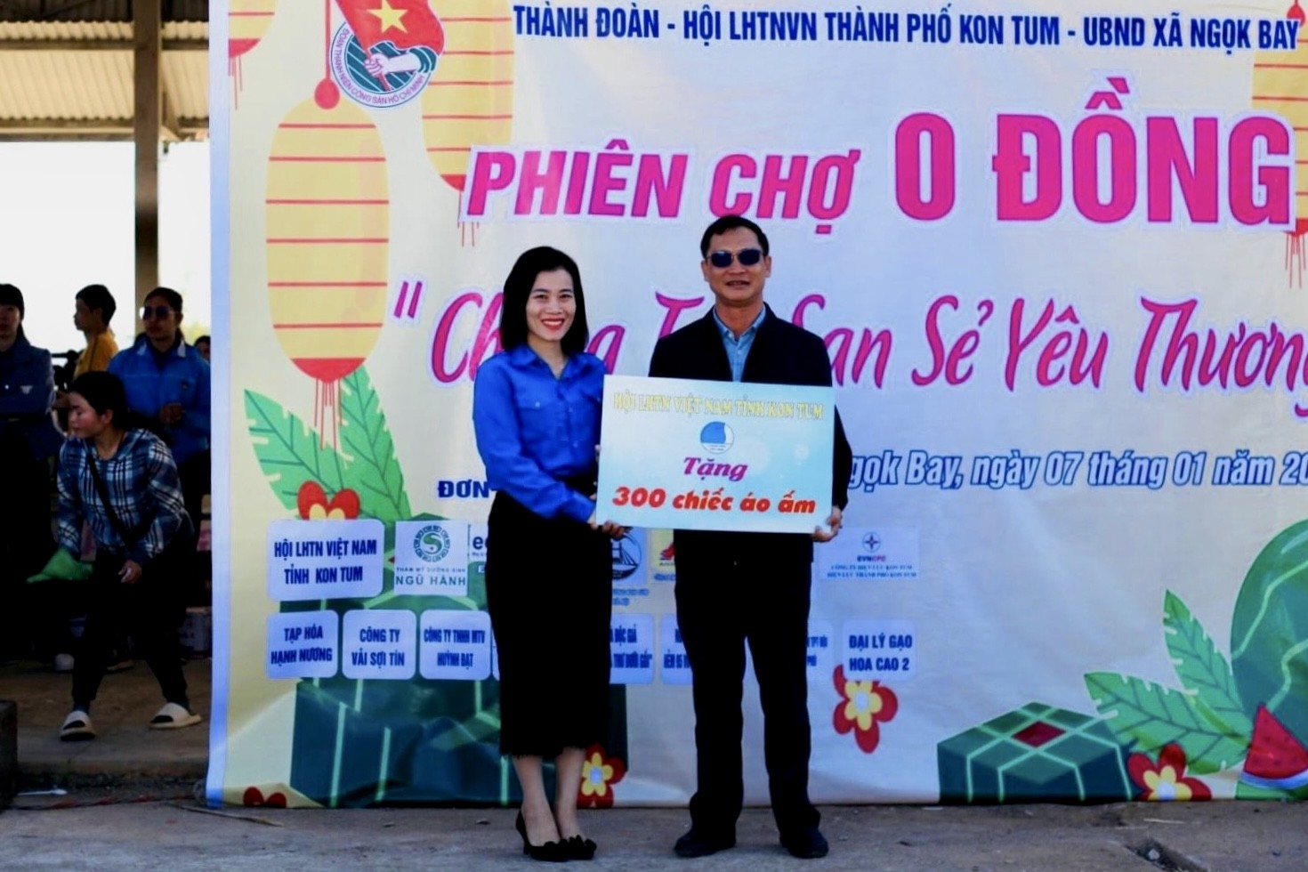 Ấm áp phiên chợ 0 đồng cho người nghèo ảnh 9