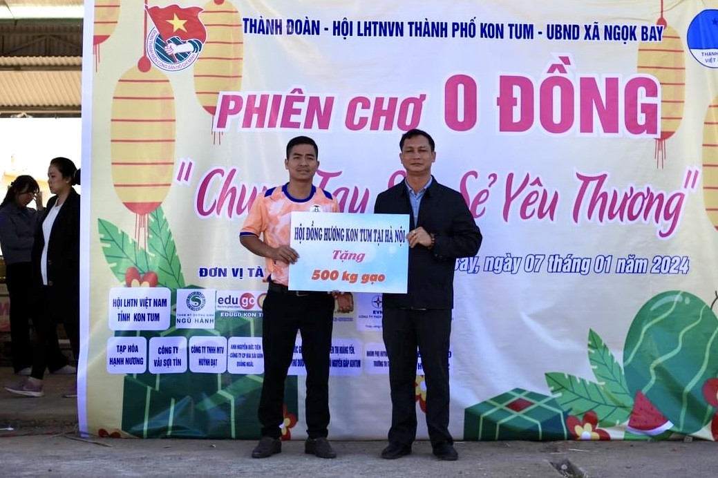 Ấm áp phiên chợ 0 đồng cho người nghèo ảnh 8