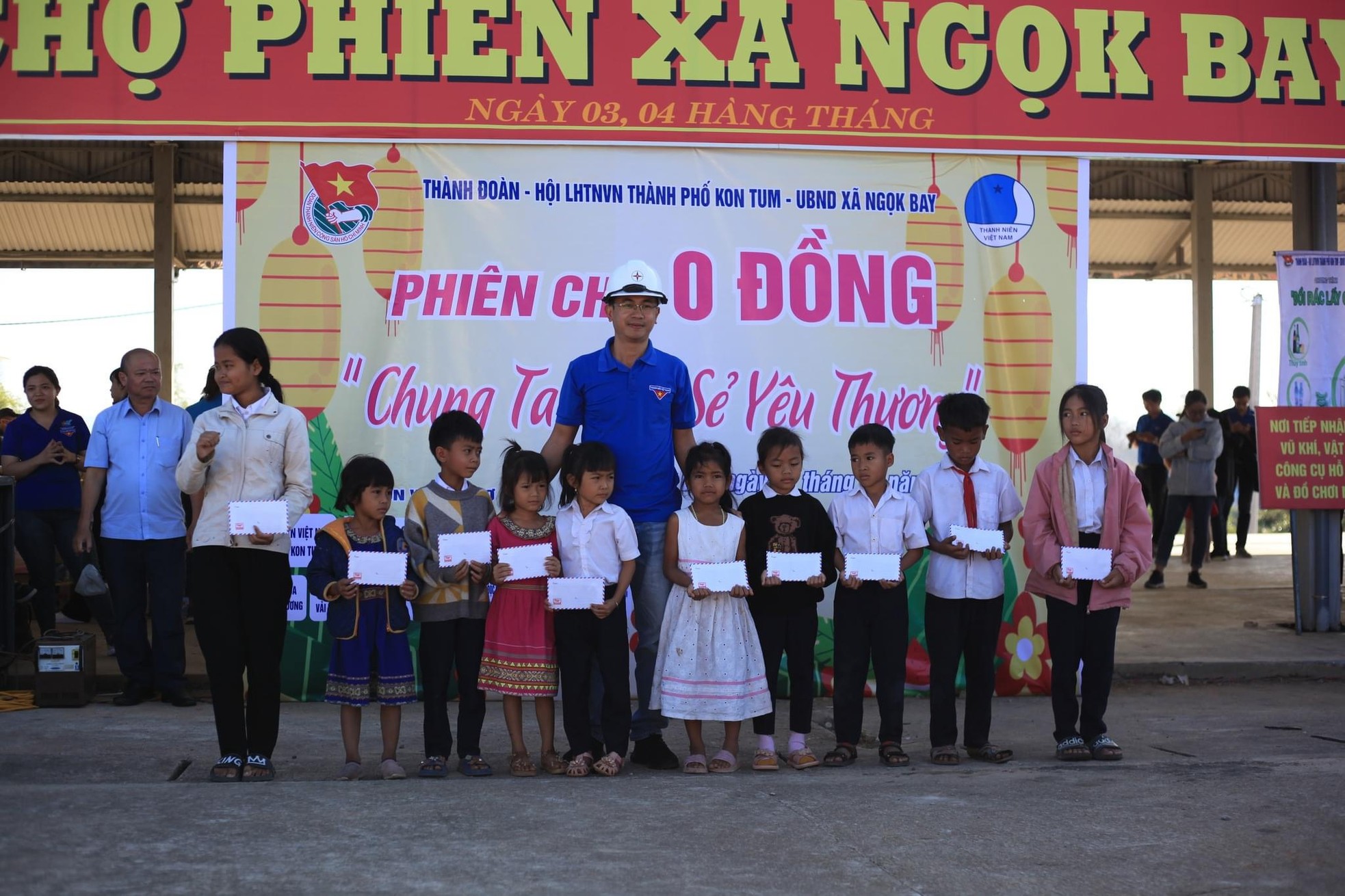 Ấm áp phiên chợ 0 đồng cho người nghèo ảnh 11