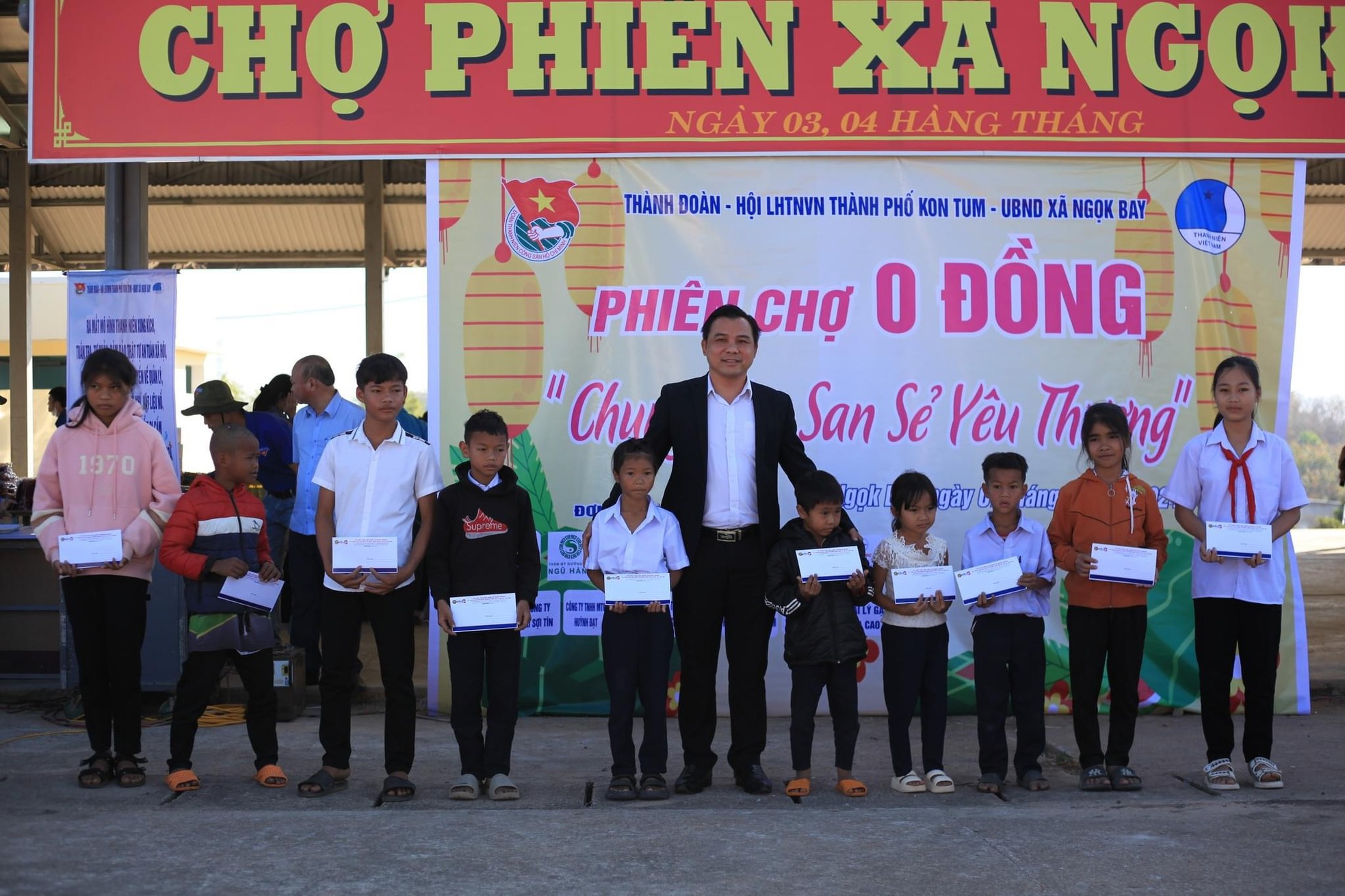 Ấm áp phiên chợ 0 đồng cho người nghèo ảnh 12