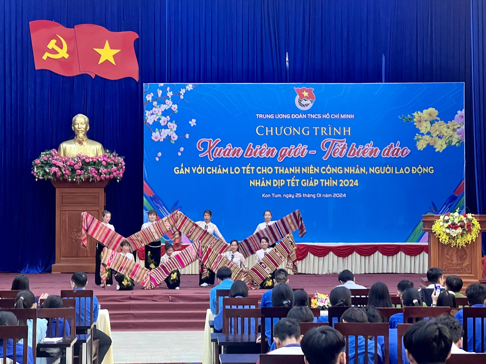 Bí thư T.Ư Đoàn thăm, tặng quà thanh niên công nhân vùng biên Kon Tum ảnh 2