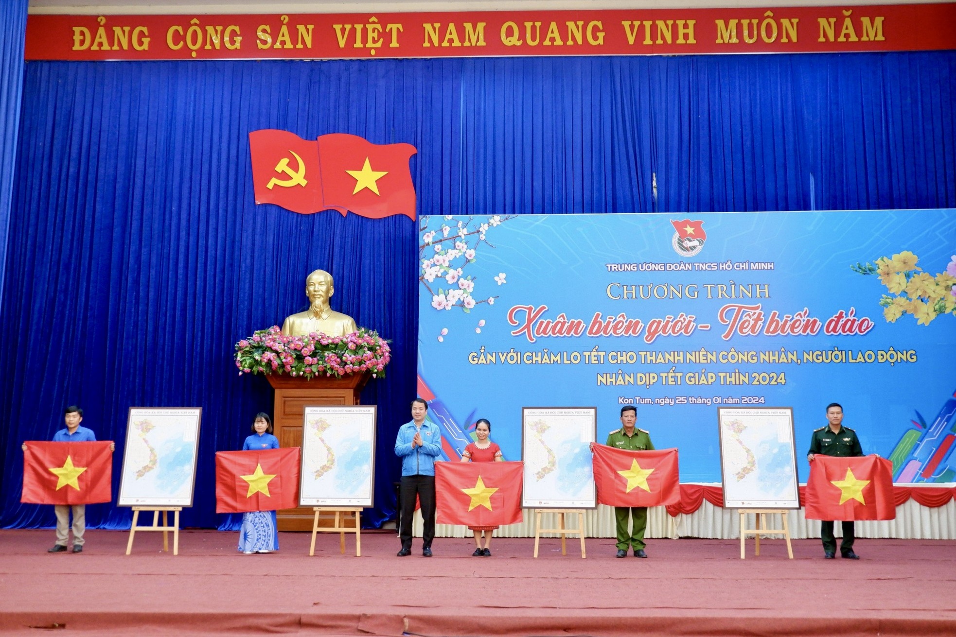 Bí thư T.Ư Đoàn thăm, tặng quà thanh niên công nhân vùng biên Kon Tum ảnh 10
